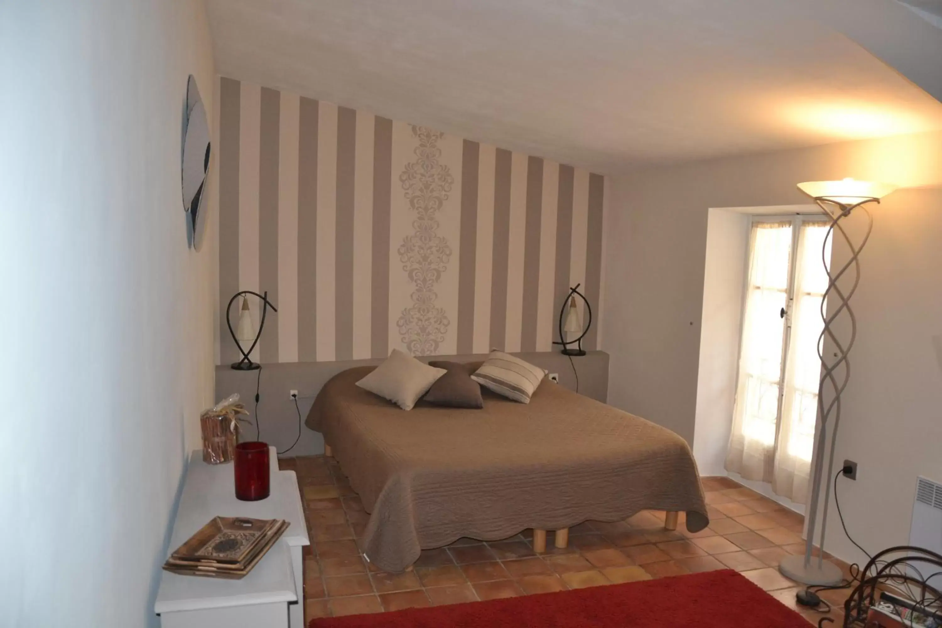 Bedroom, Bed in Maison Saint Louis avec Jacuzzi