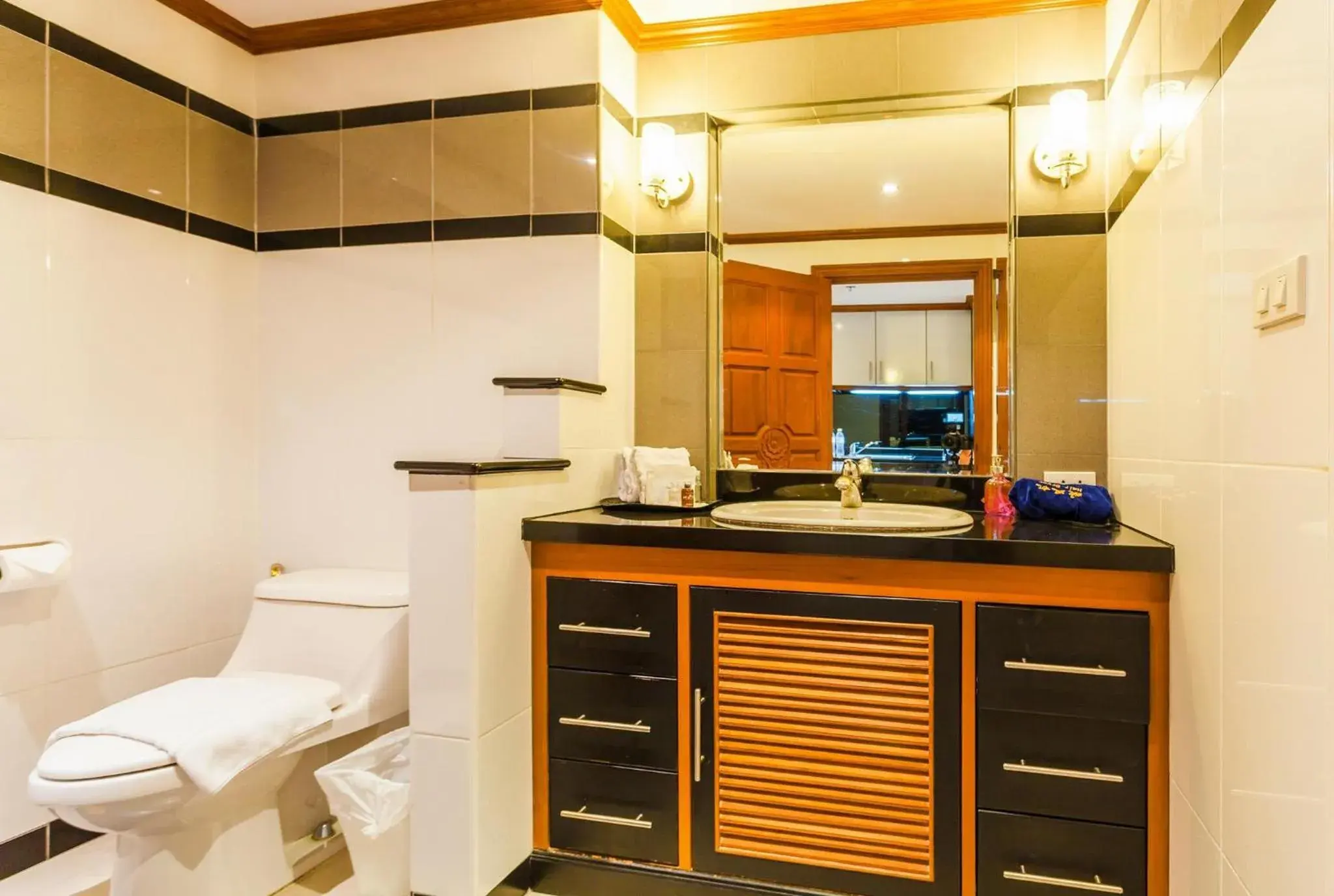 Toilet, Bathroom in Tara Court Hotel