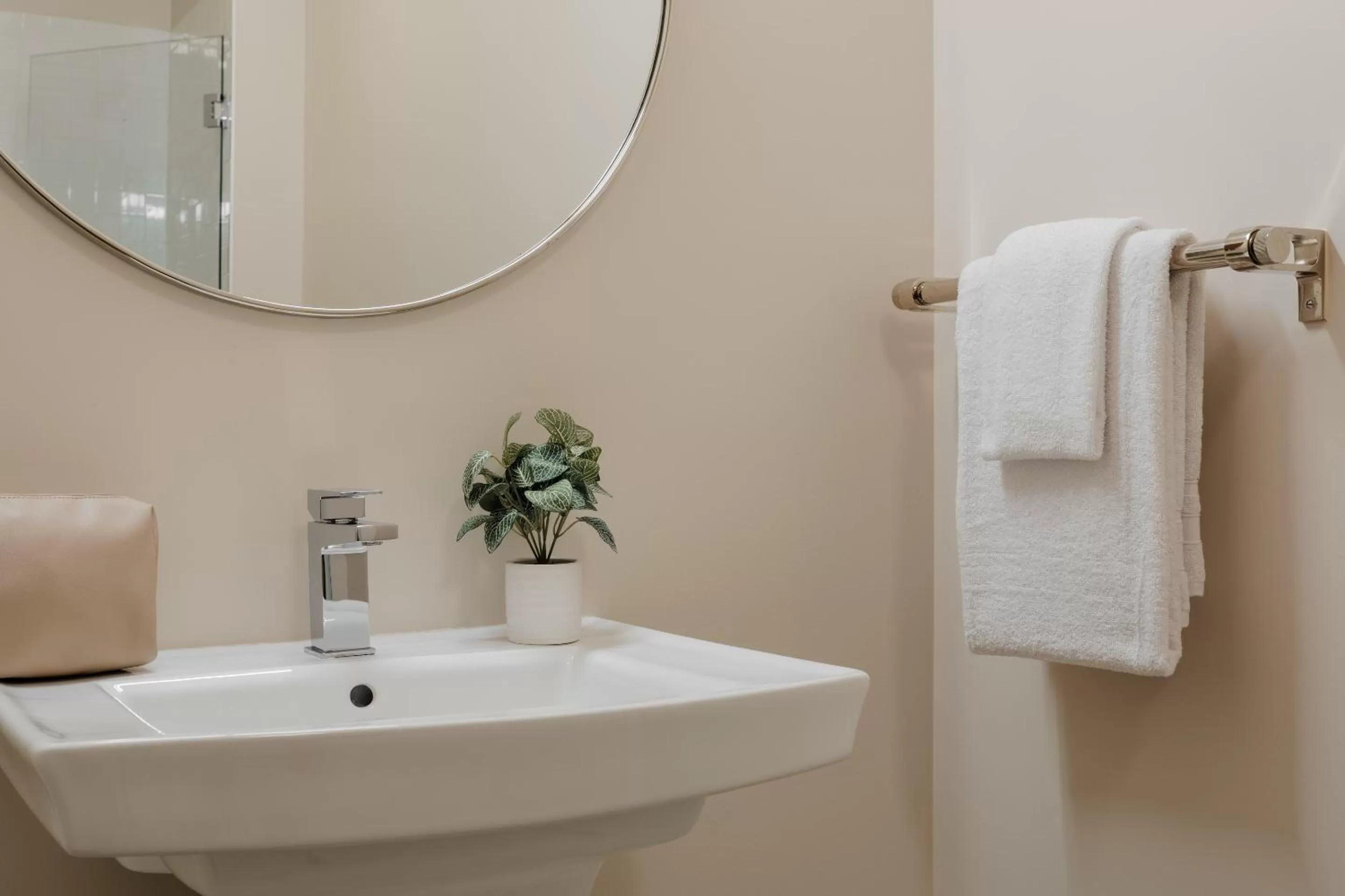 Living room, Bathroom in Found Chicago powered by Sonder