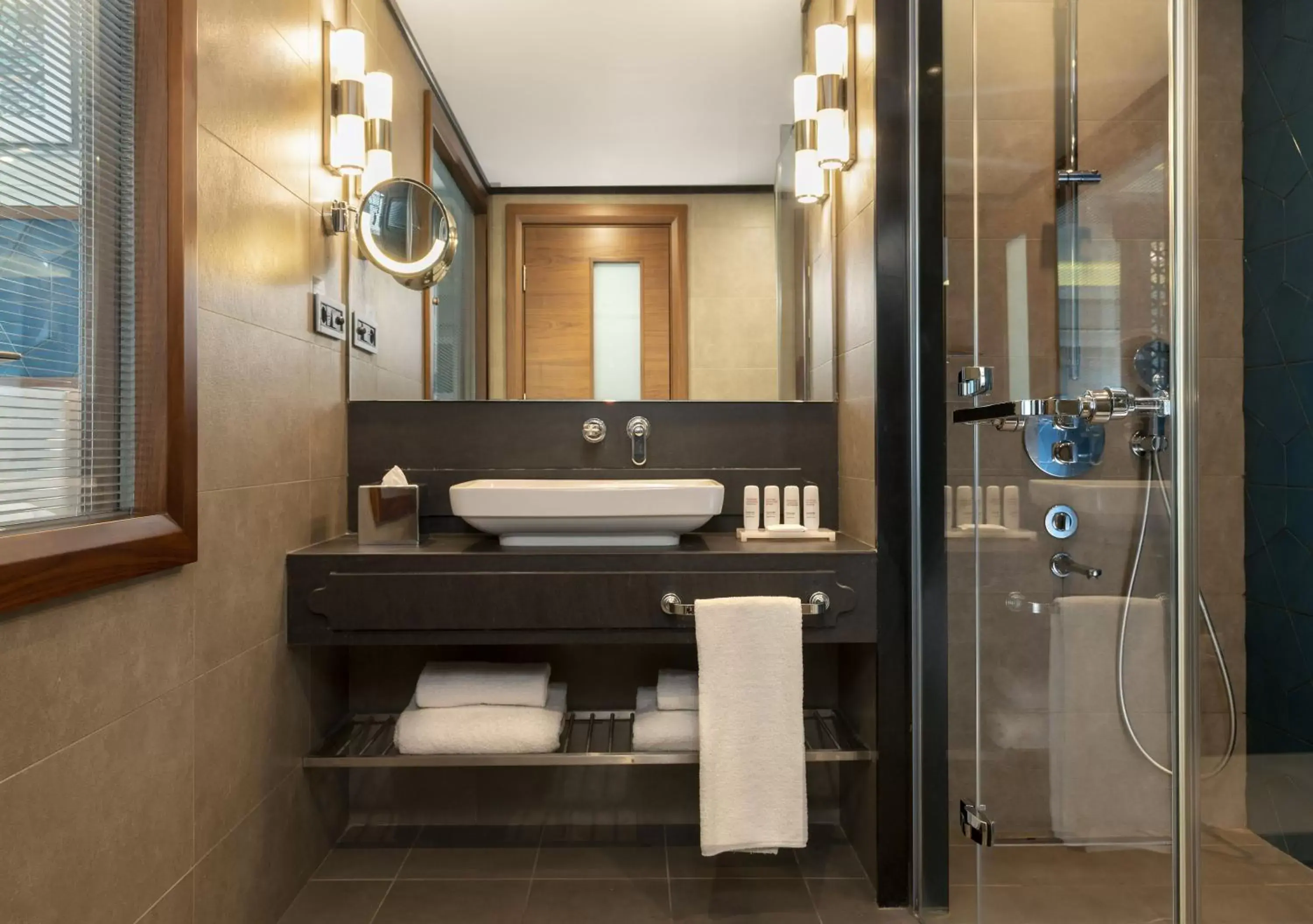 Restaurant/places to eat, Bathroom in Radisson Blu Bosphorus Hotel
