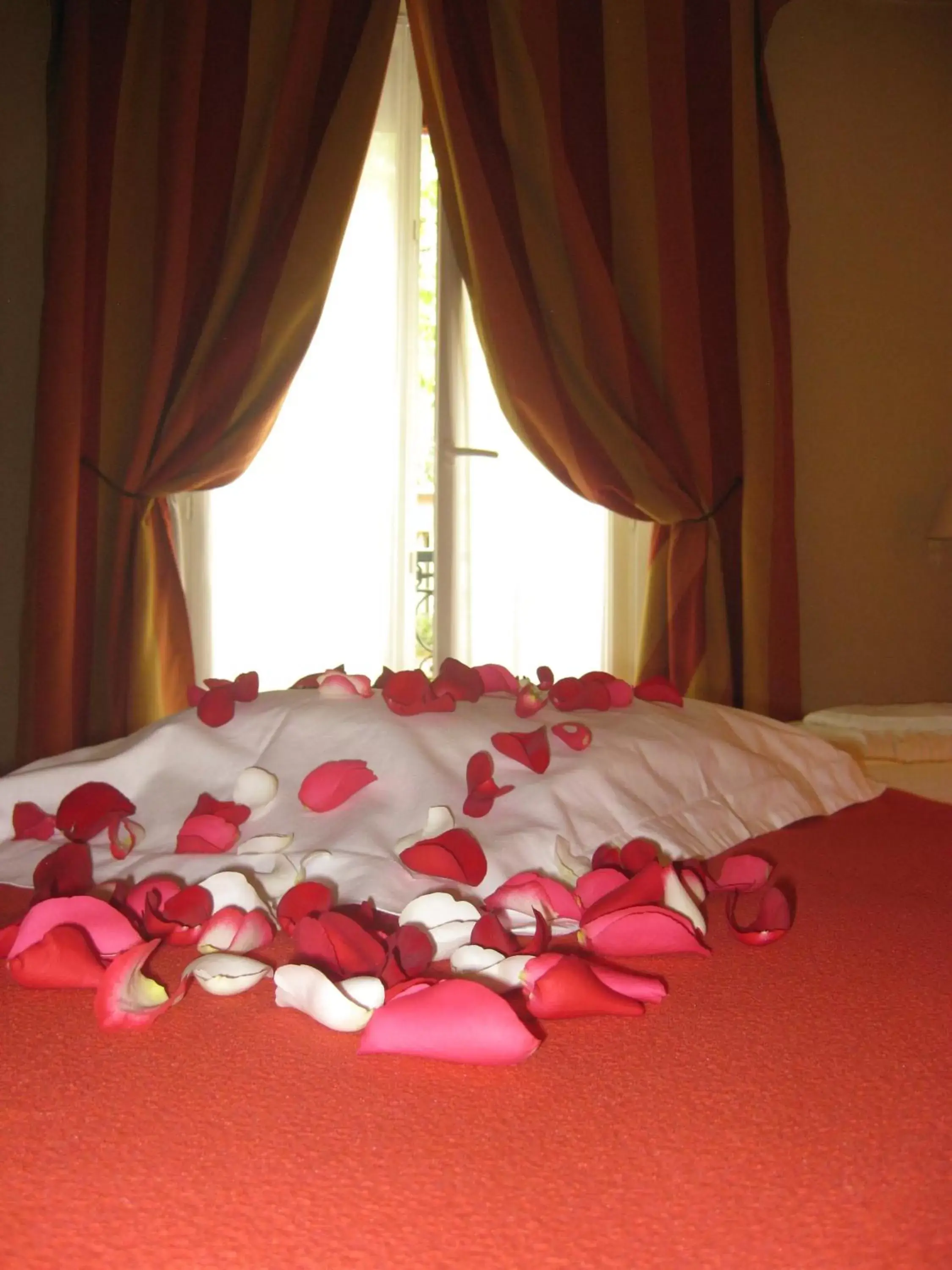Bed in Hotel Eden Montmartre