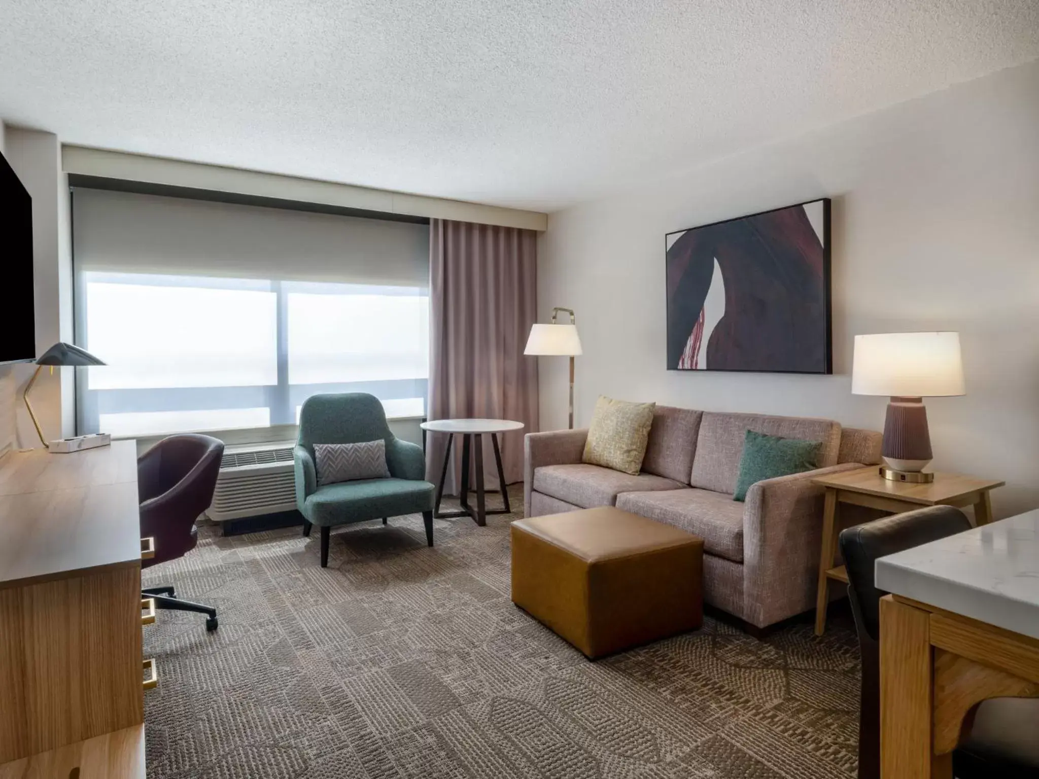 Photo of the whole room, Seating Area in Staybridge Suites Chicago O'Hare - Rosemont, an IHG Hotel