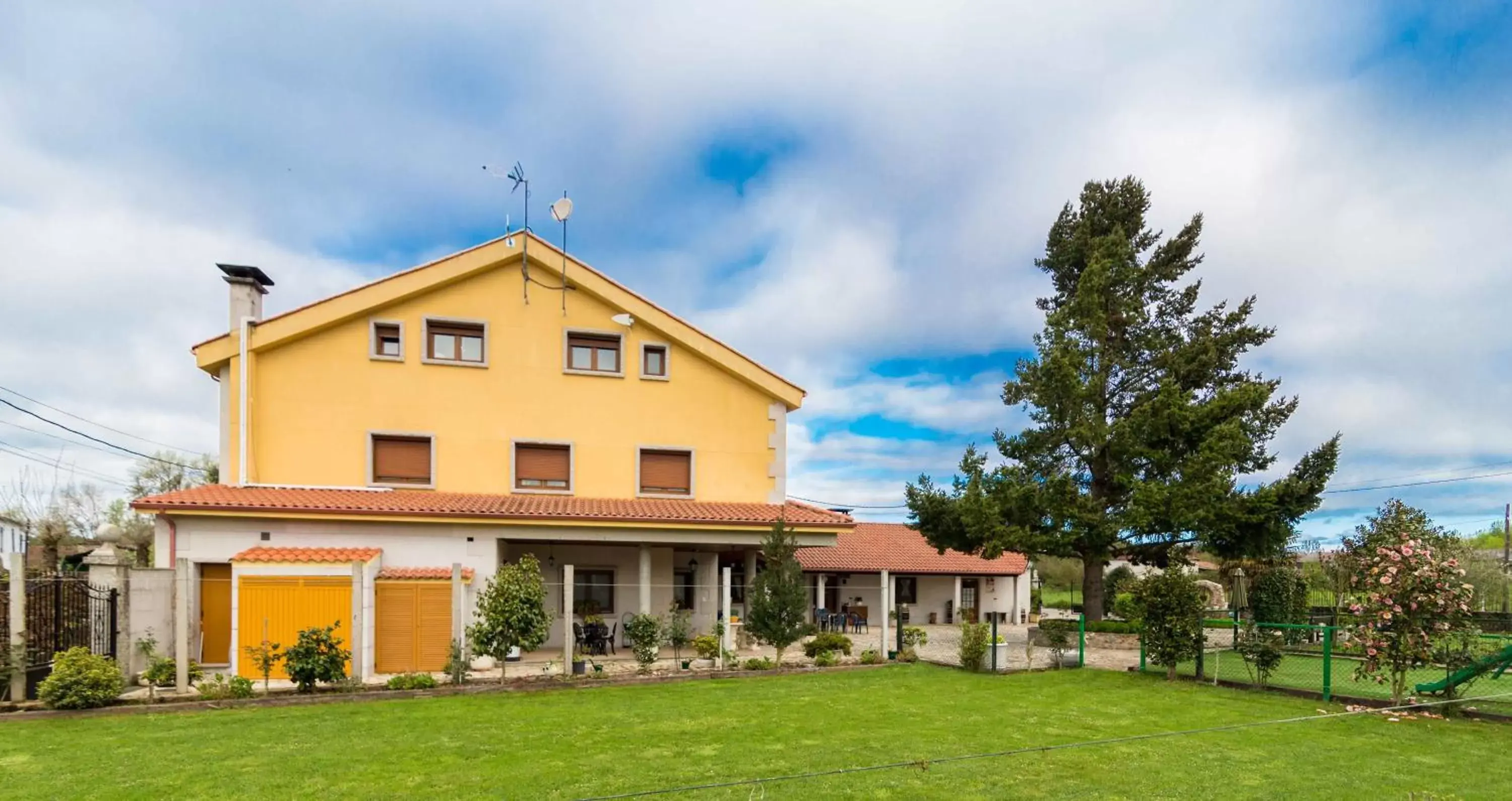 Facade/entrance, Property Building in Hotel Casa Reboiro