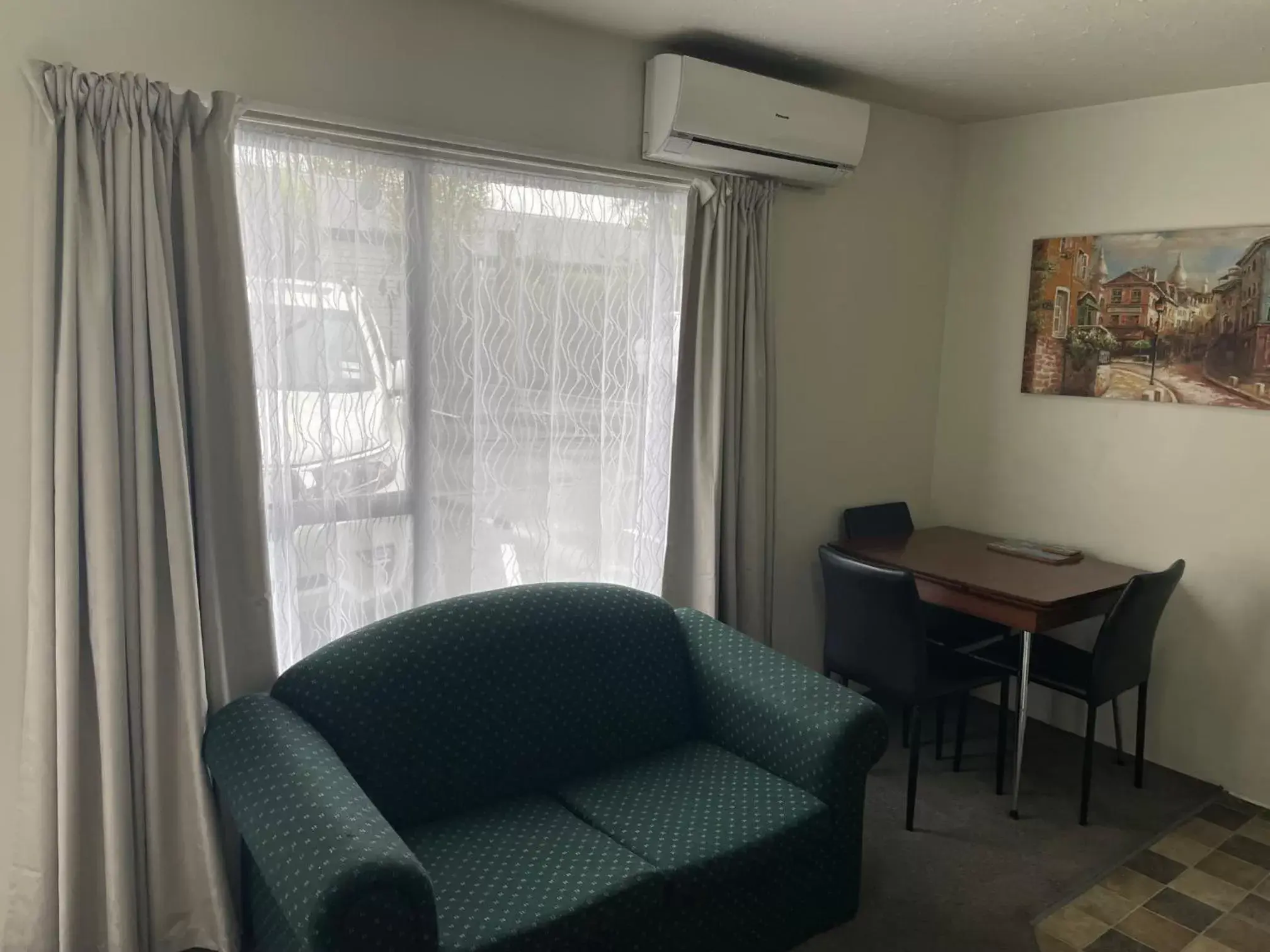 Seating Area in Cranford Cottages and Motel