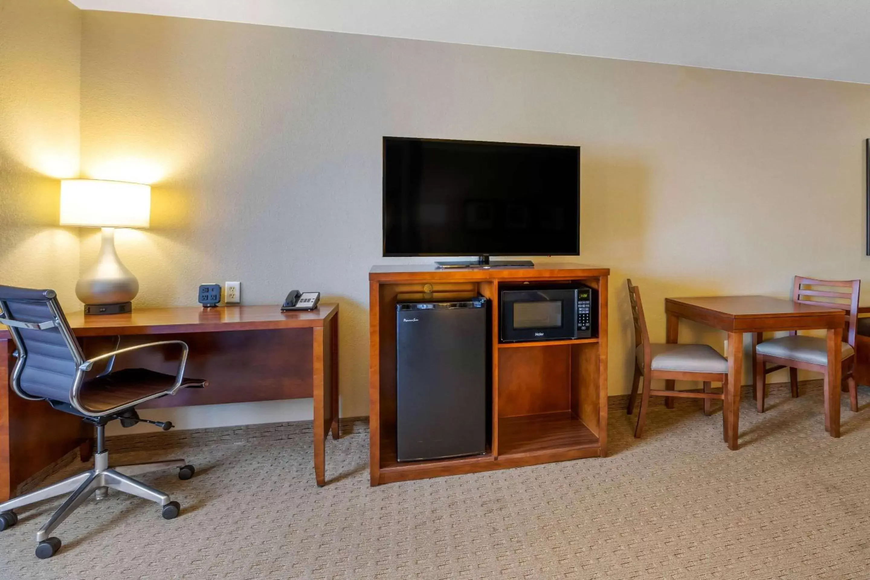 Photo of the whole room, TV/Entertainment Center in Comfort Suites Burlington