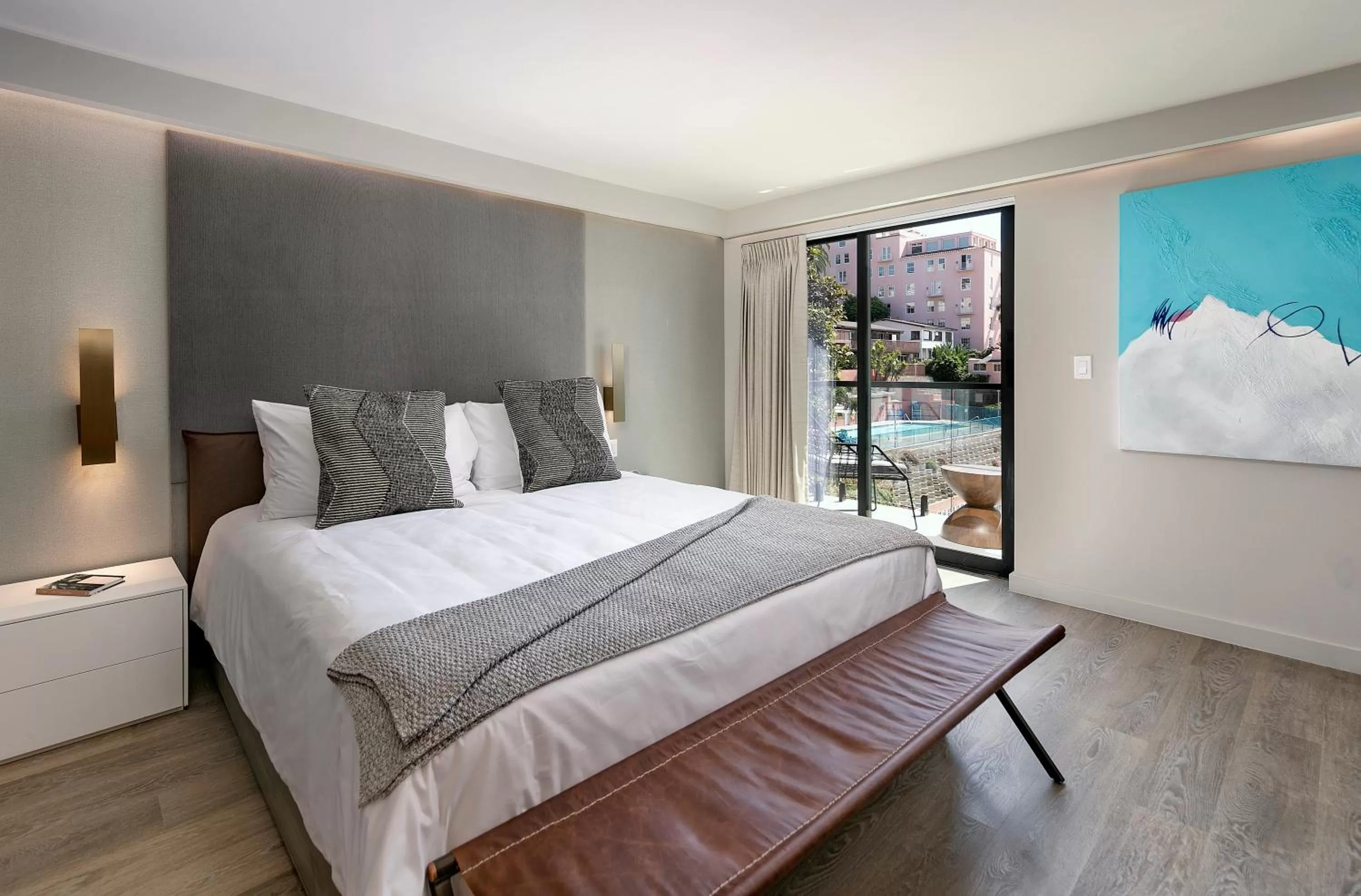 Bed in La Jolla Cove Suites