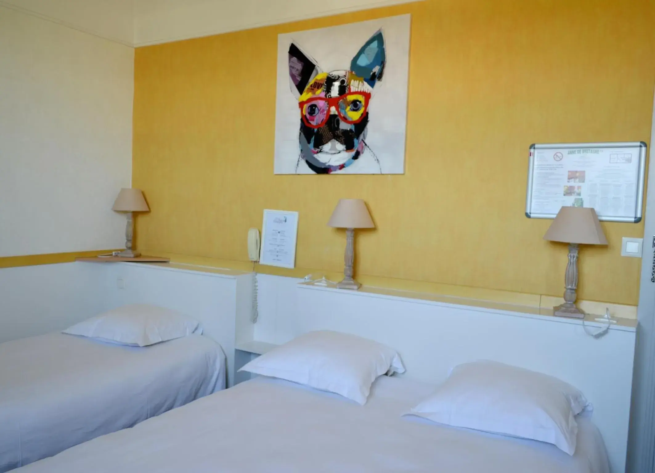 Bed in Hotel Anne De Bretagne