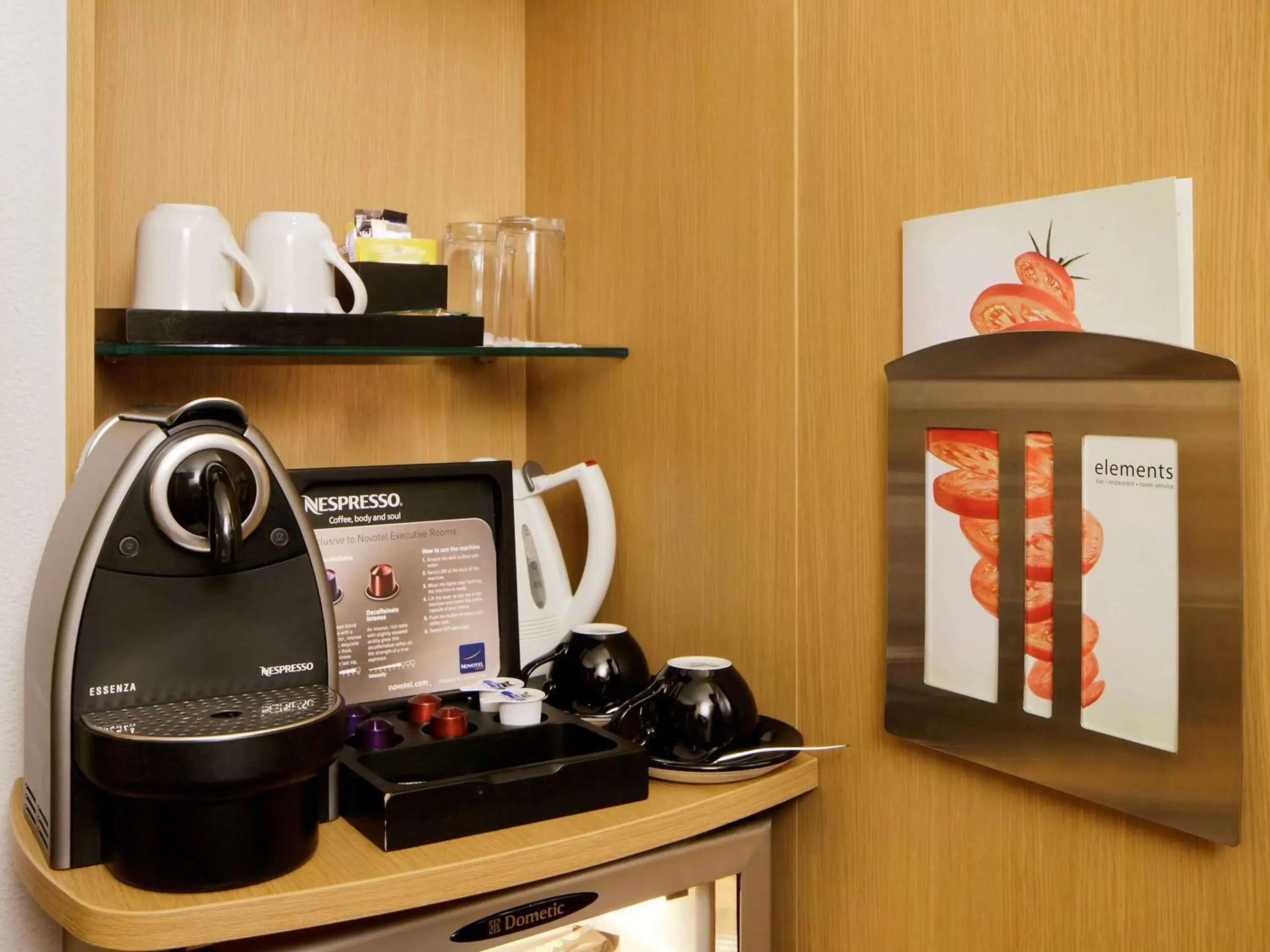 Photo of the whole room, Coffee/Tea Facilities in Novotel London Greenwich