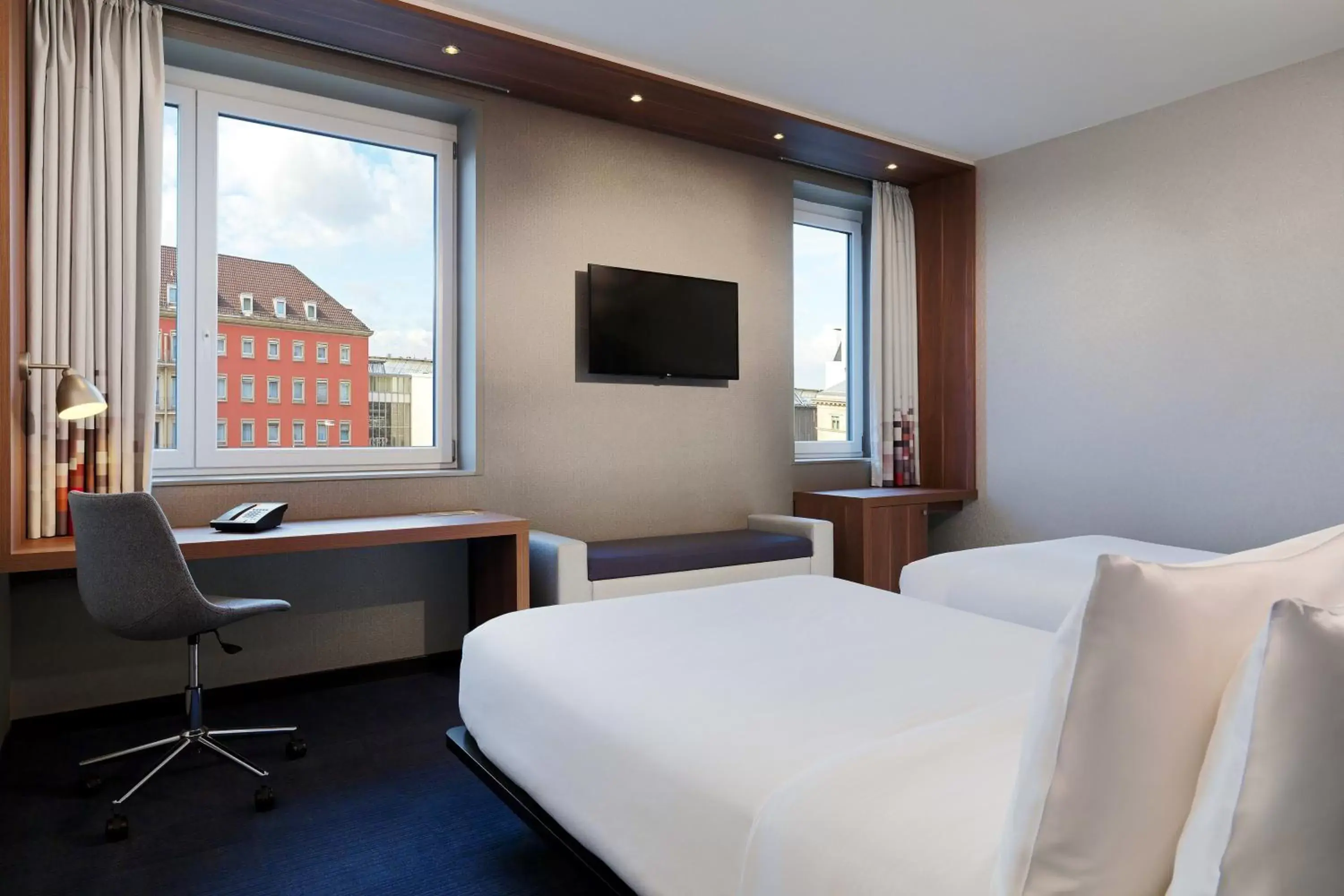 Photo of the whole room, Bed in Aloft München