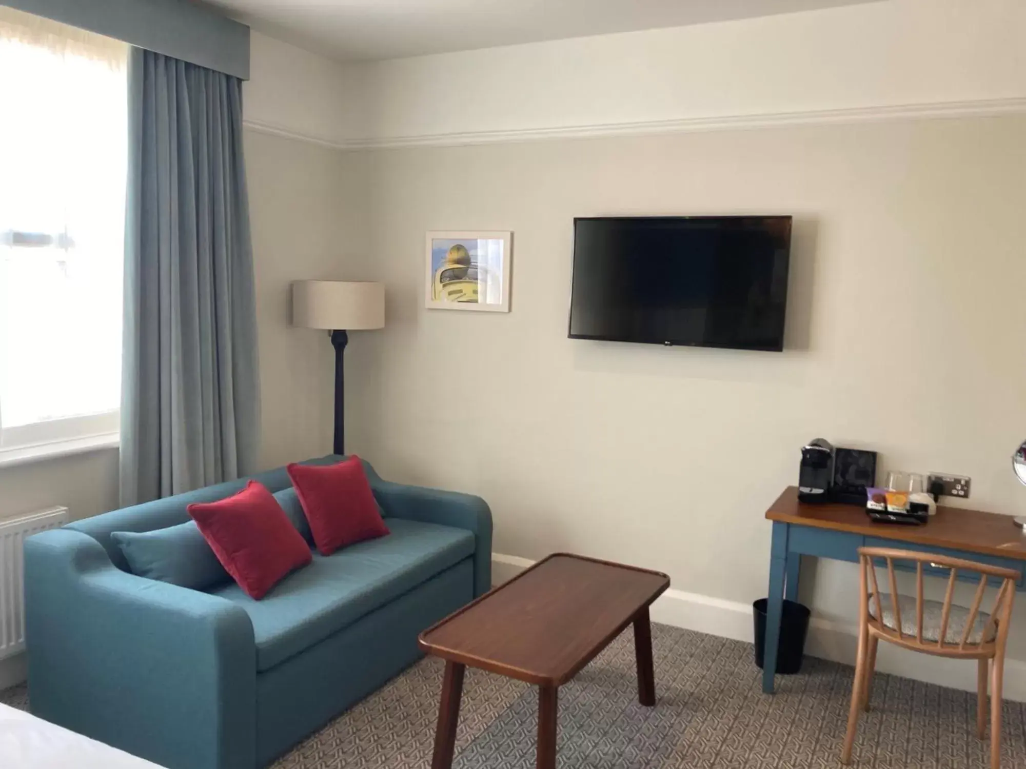 TV and multimedia, TV/Entertainment Center in Downs Hotel