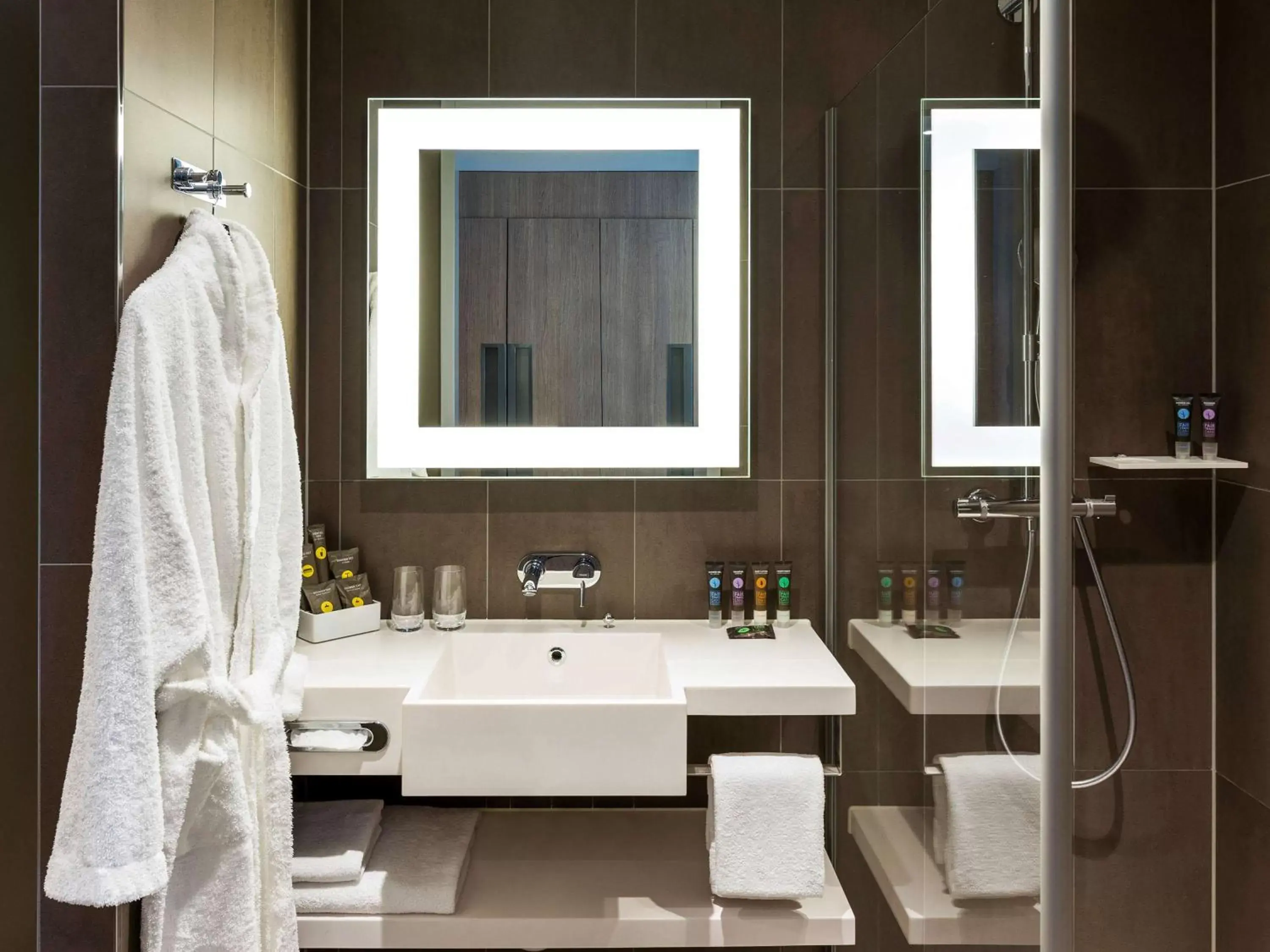 Photo of the whole room, Bathroom in Novotel Amsterdam Schiphol Airport