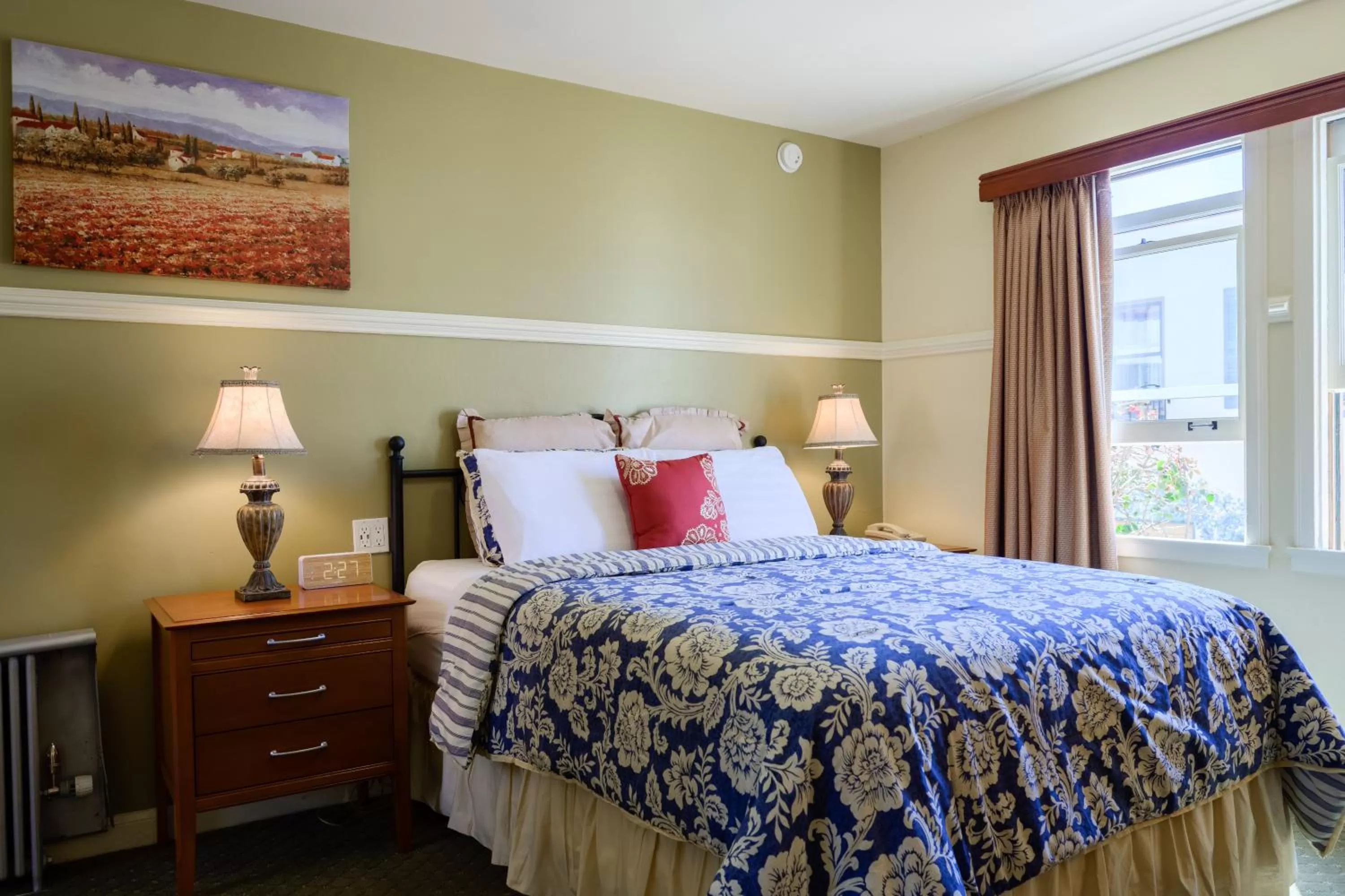 Kitchen or kitchenette, Bed in Marina Motel