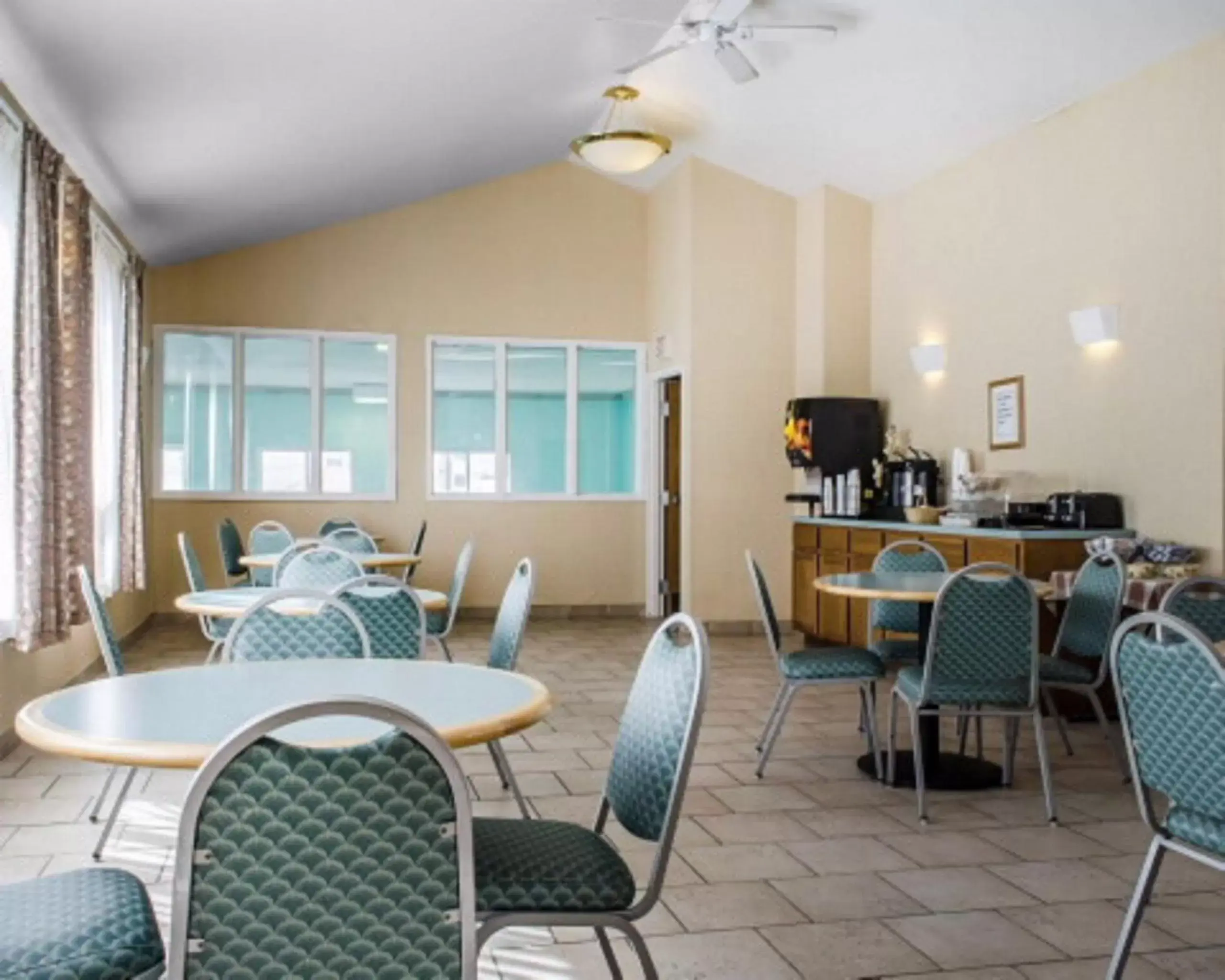 Communal lounge/ TV room, Restaurant/Places to Eat in Rodeway Inn & Suites Hershey