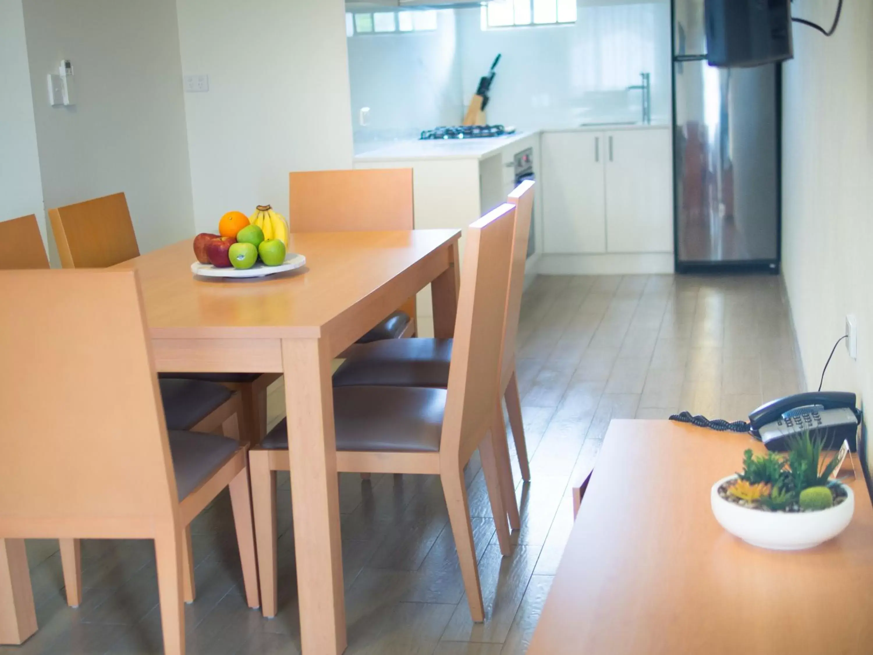 Kitchen or kitchenette, Dining Area in Sunnybank Star Hotel