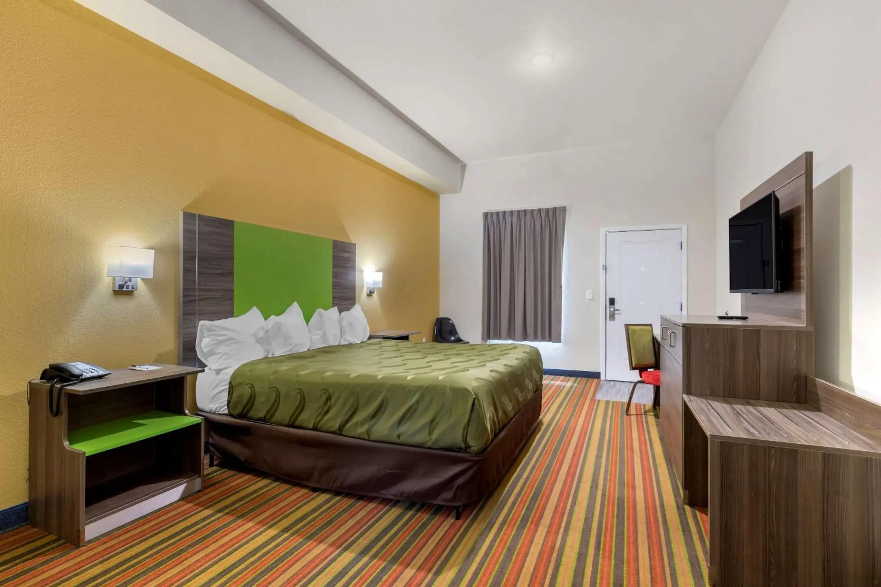Bedroom in Quality Inn & Suites Elgin by Choice Hotels