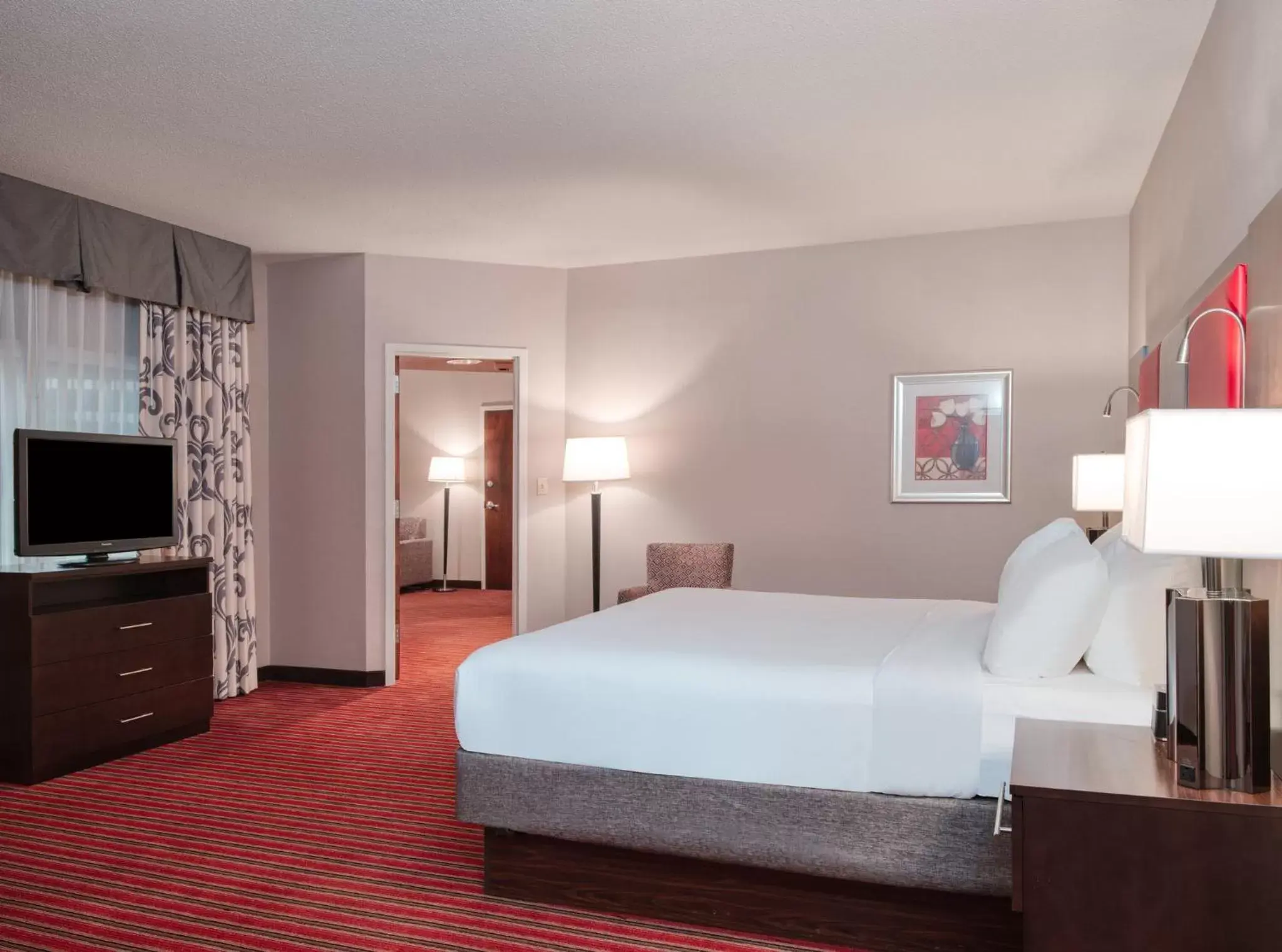 Photo of the whole room, Bed in Crowne Plaza Indianapolis-Dwtn-Union Stn, an IHG Hotel