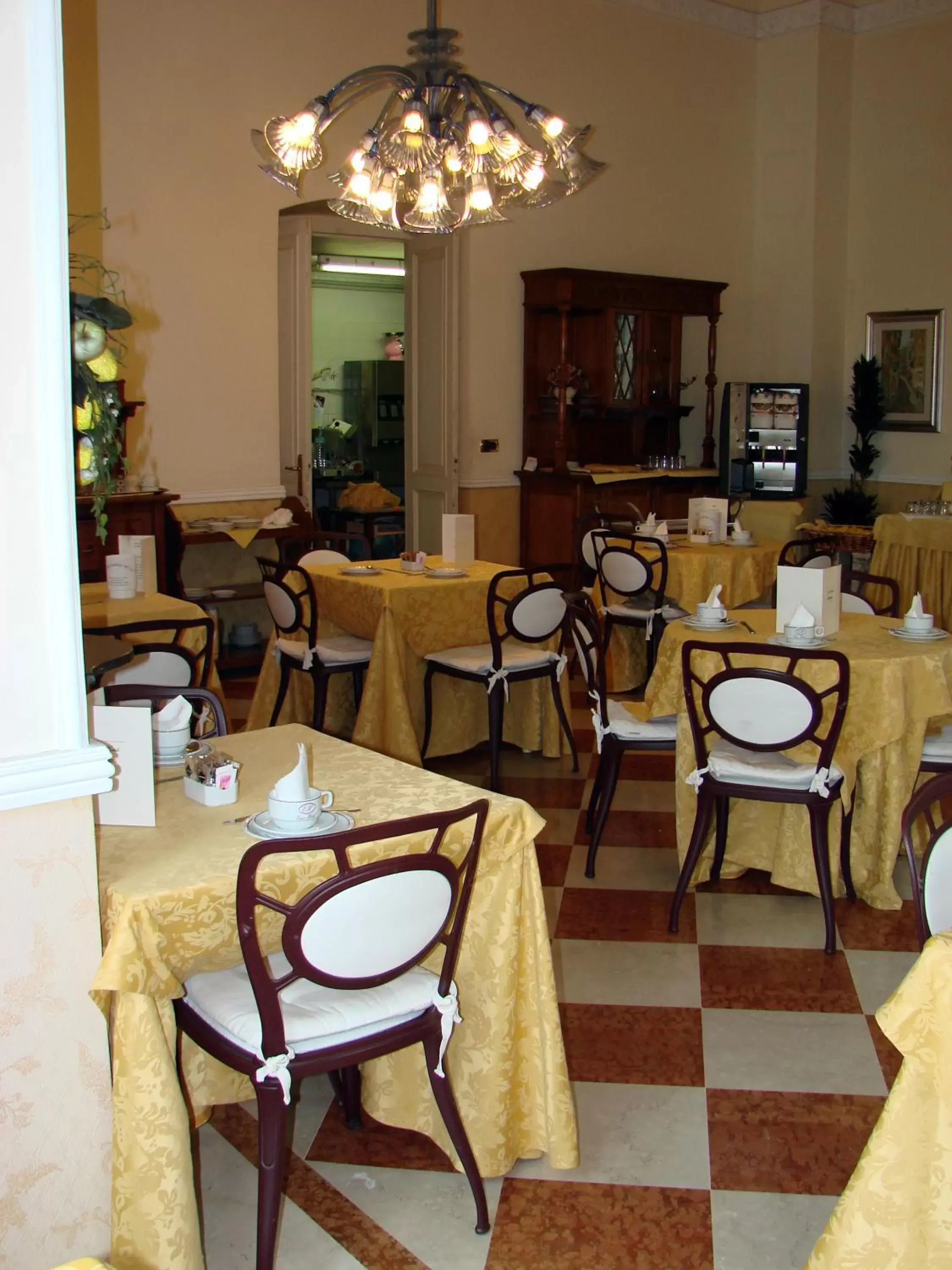 Restaurant/Places to Eat in Ena Hotel