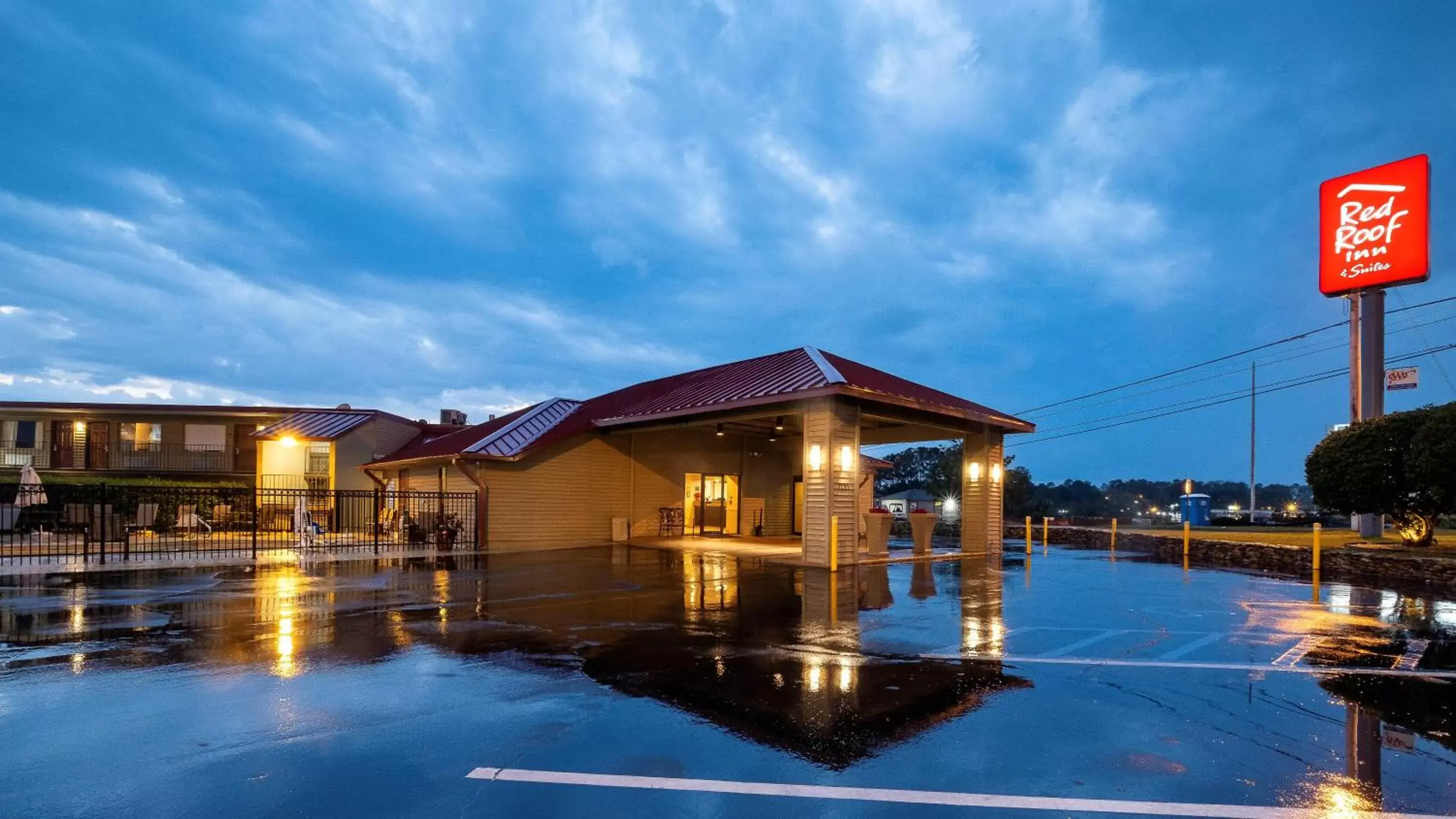 Property Building in Red Roof Inn Dothan