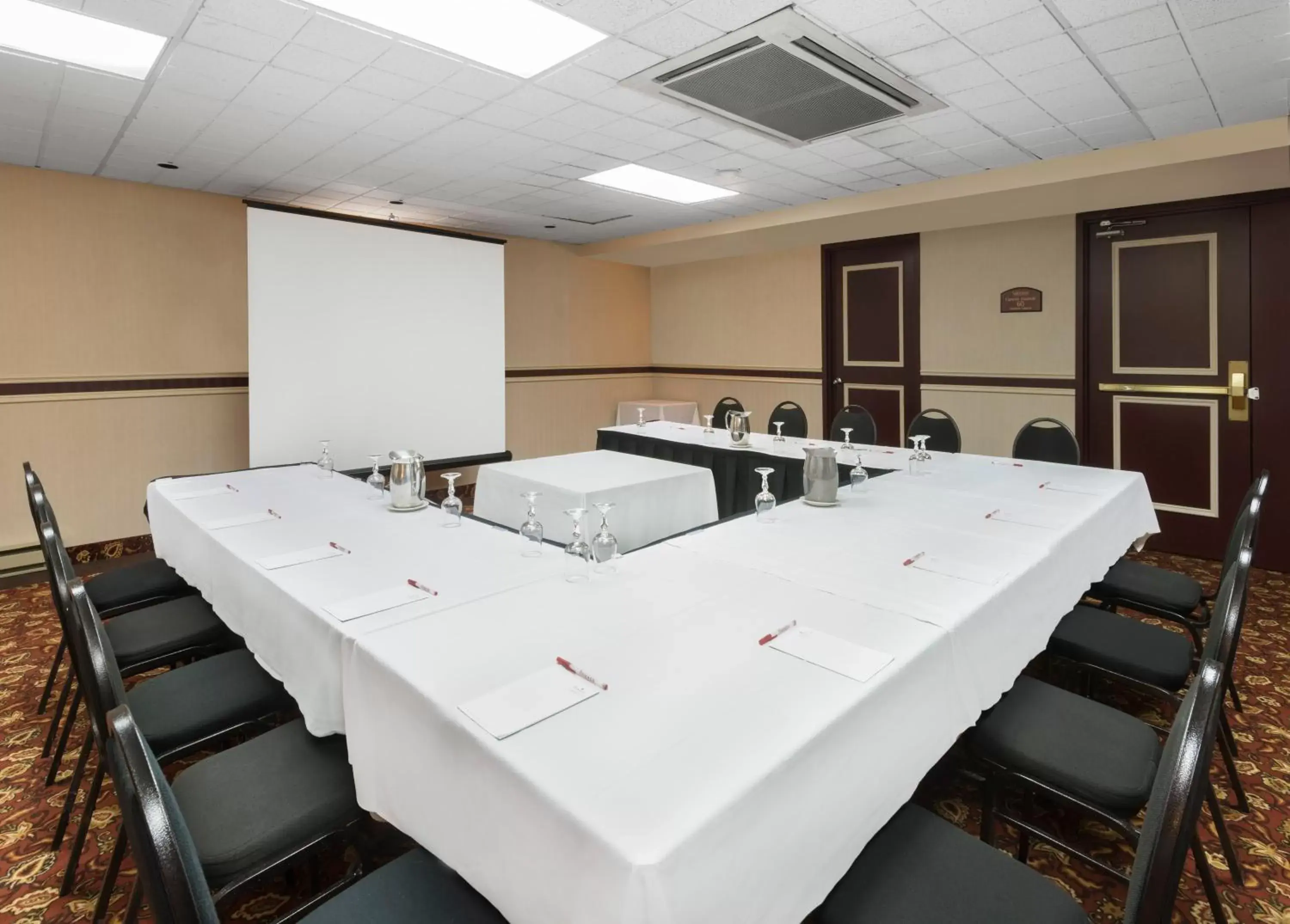 Banquet/Function facilities, Business Area/Conference Room in Ramada Plaza by Wyndham Gatineau/Manoir du Casino