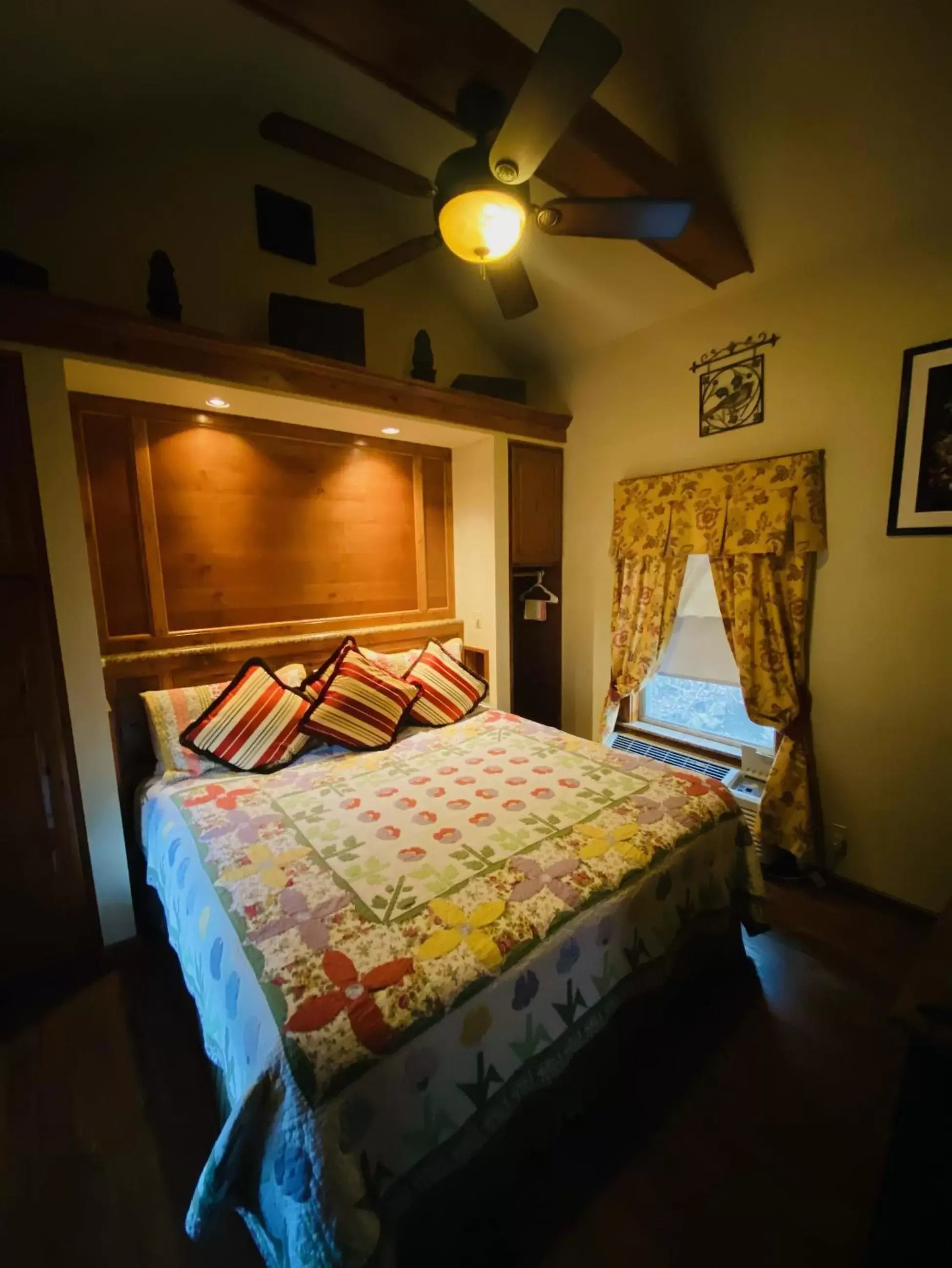 Bedroom, Bed in All Seasons Treehouse Village