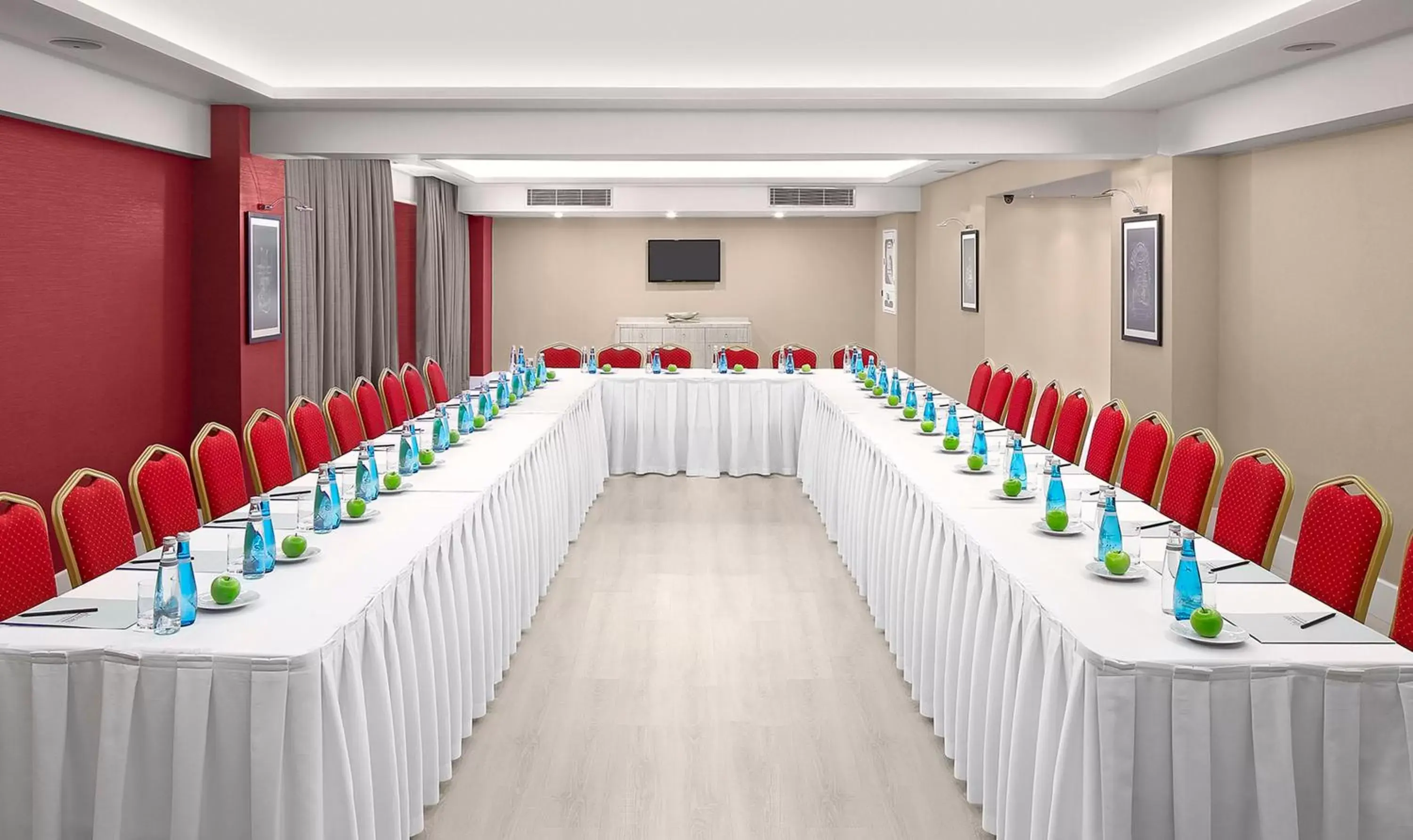 Meeting/conference room in Ramada Plaza by Wyndham Eskisehir