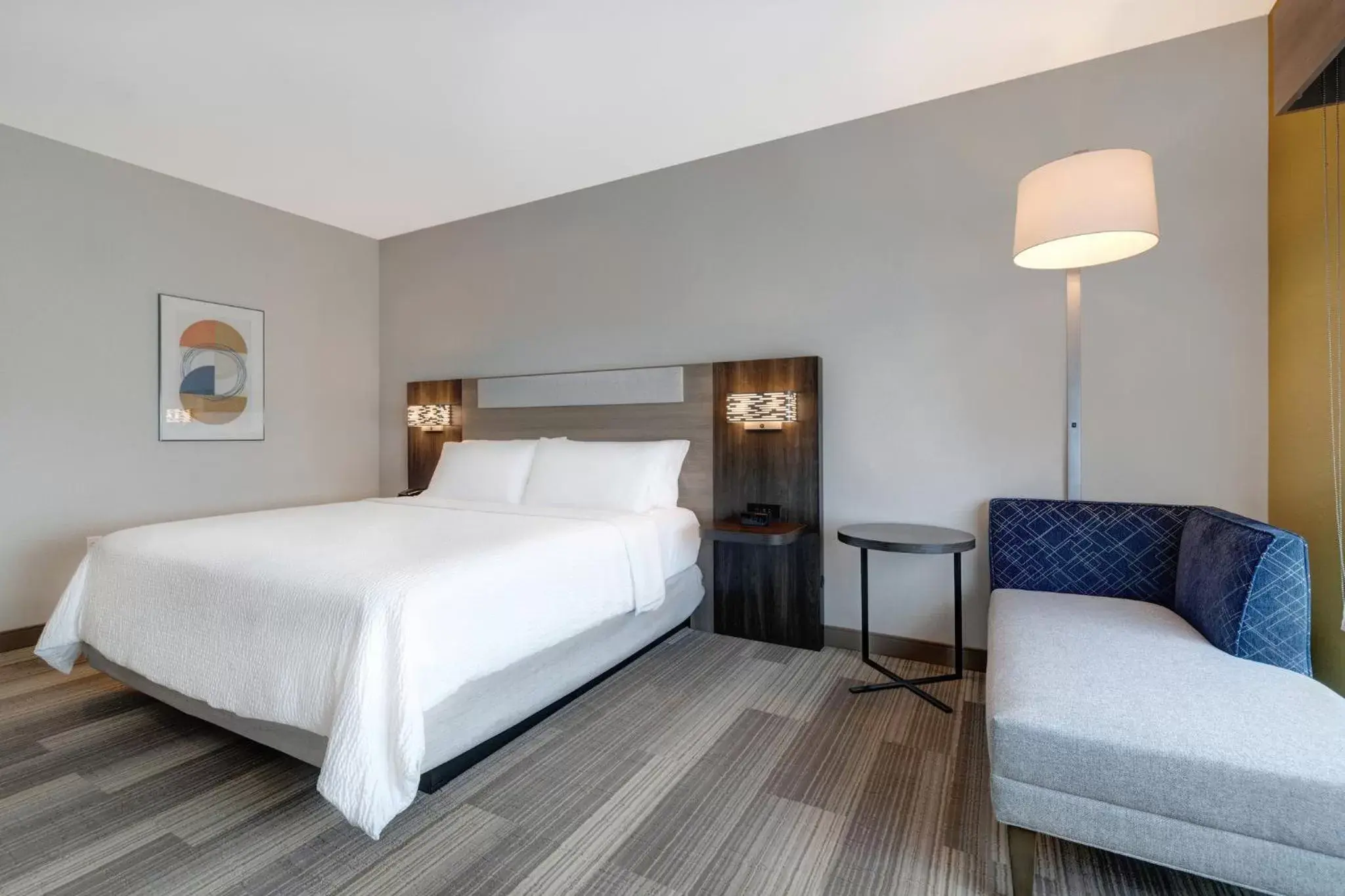 Photo of the whole room, Bed in Holiday Inn Express & Suites - Glendale Downtown