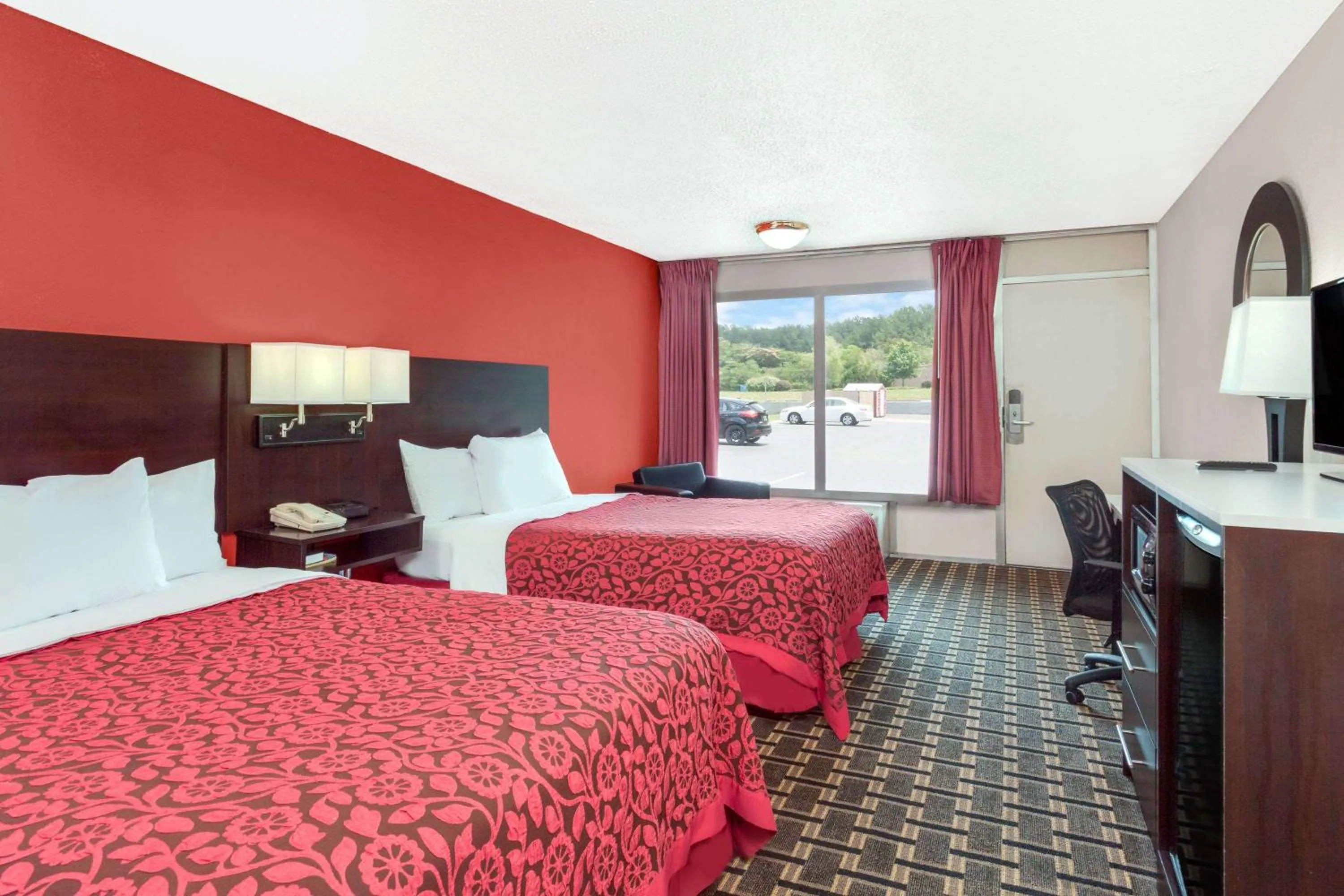 Photo of the whole room, Bed in Days Inn by Wyndham Cullman