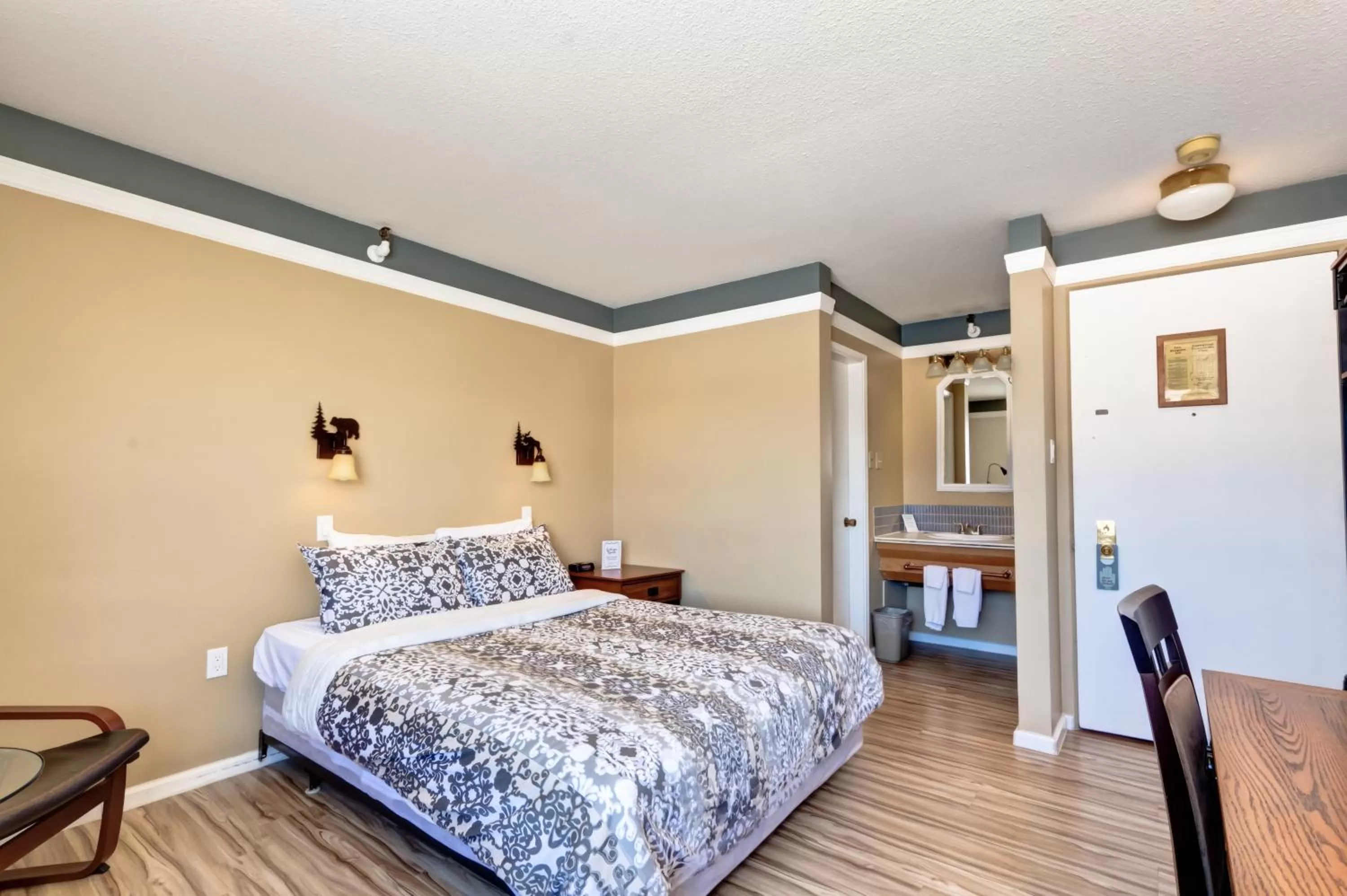 Photo of the whole room, Bed in Astoria Hotel