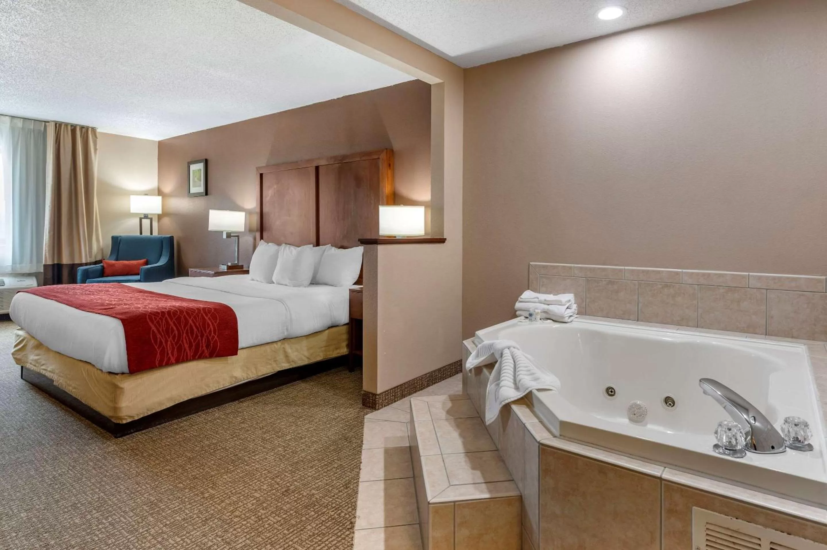 Photo of the whole room, Bed in Comfort Inn & Suites Lawrenceburg
