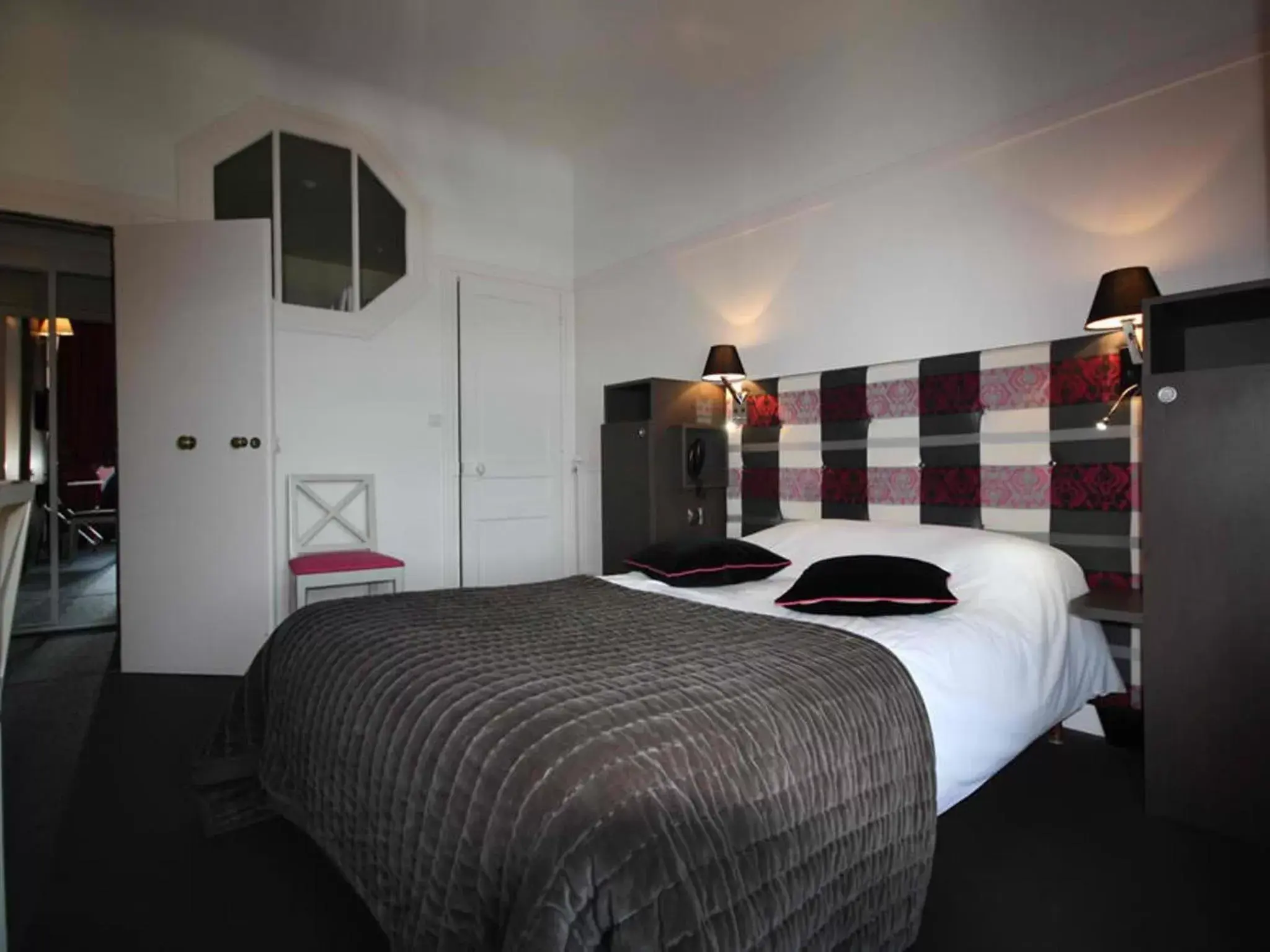 Photo of the whole room, Bed in Hotel Des Bains