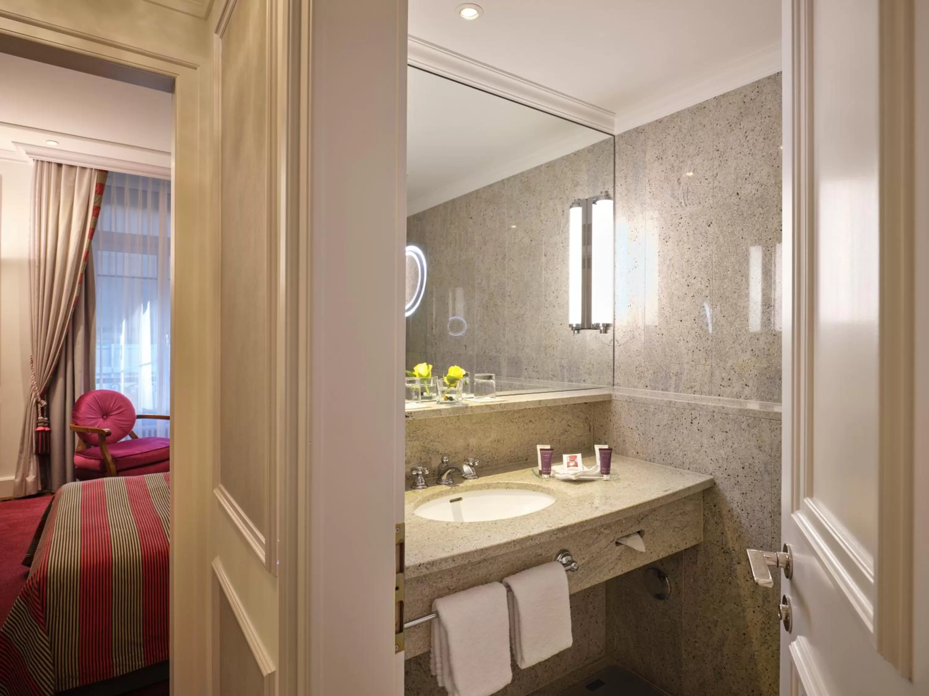 Bathroom, Bed in Hotel Schweizerhof Zürich