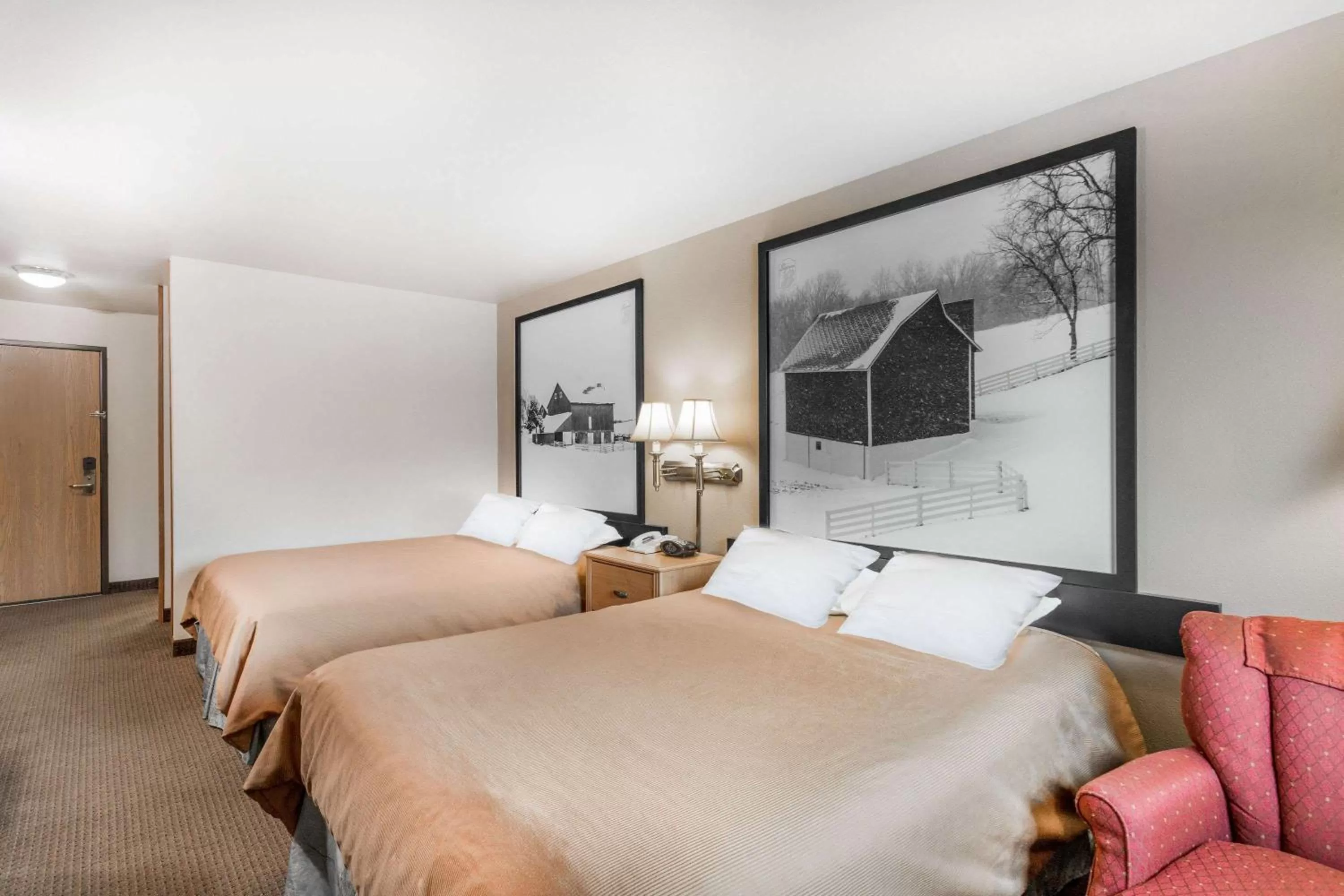 Photo of the whole room, Bed in Super 8 by Wyndham Monroe WI