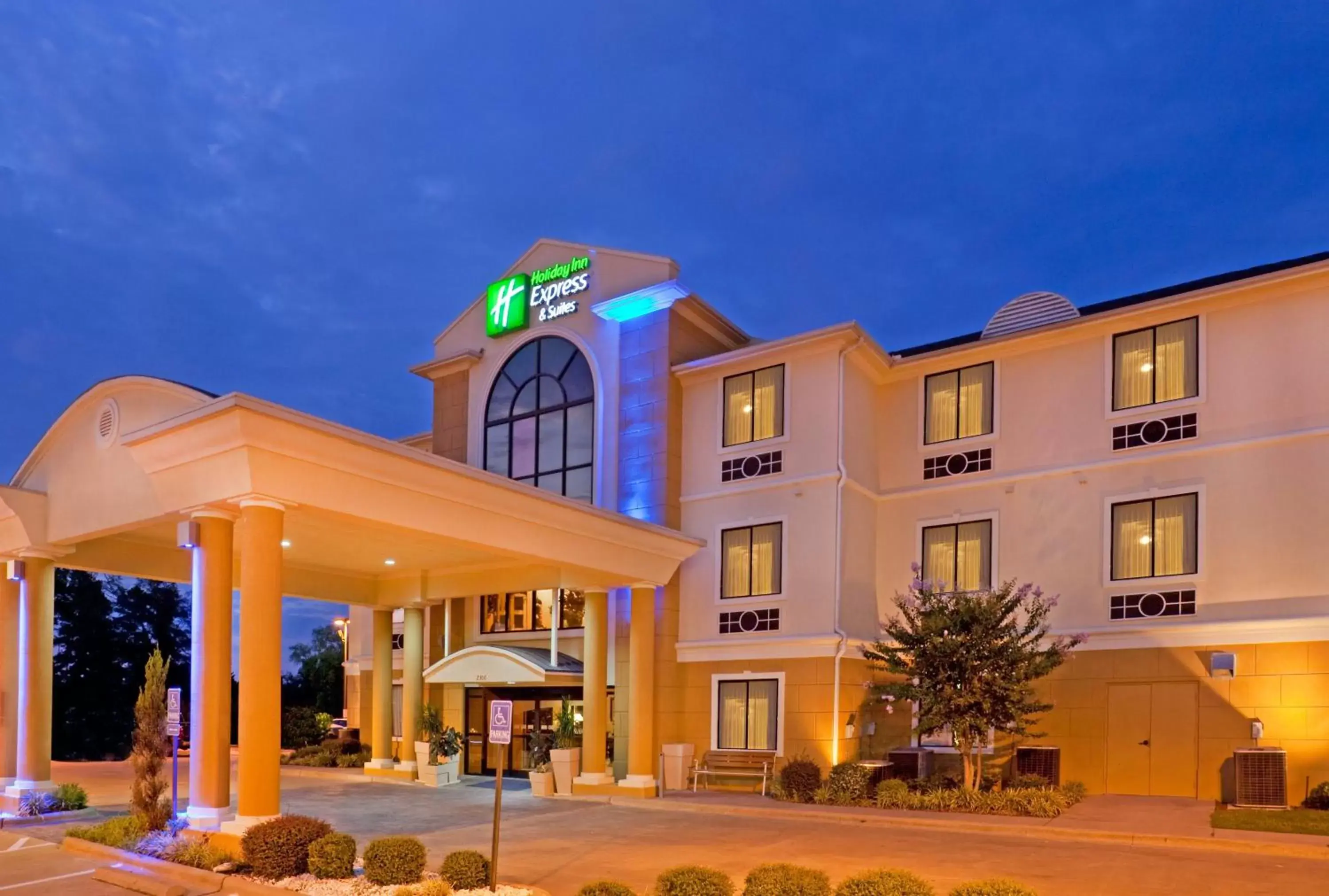Property building in Holiday Inn Express Hotel & Suites Mount Pleasant, an IHG Hotel