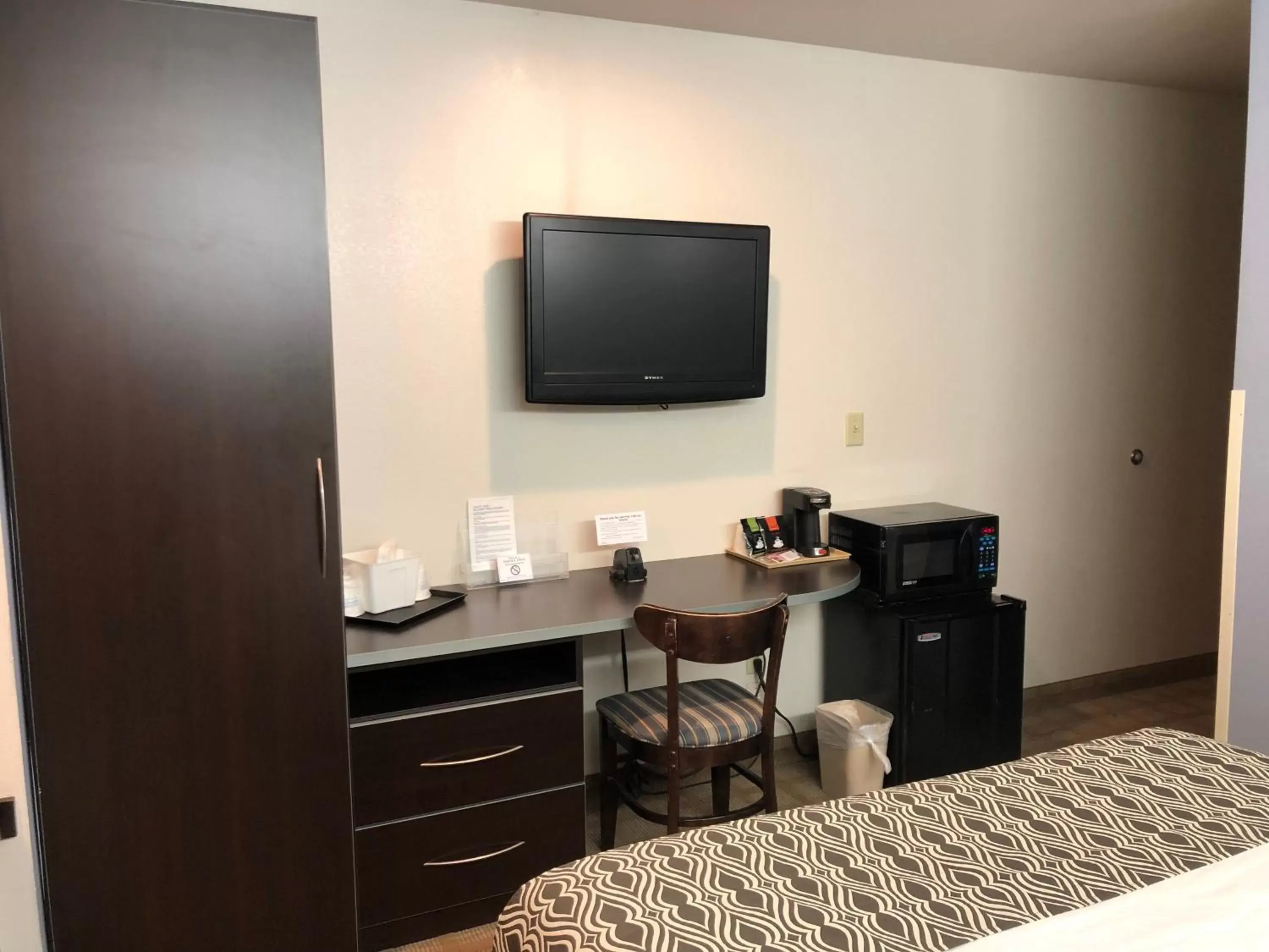 TV/Entertainment Center in Microtel Inn & Suites by Wyndham Klamath Falls