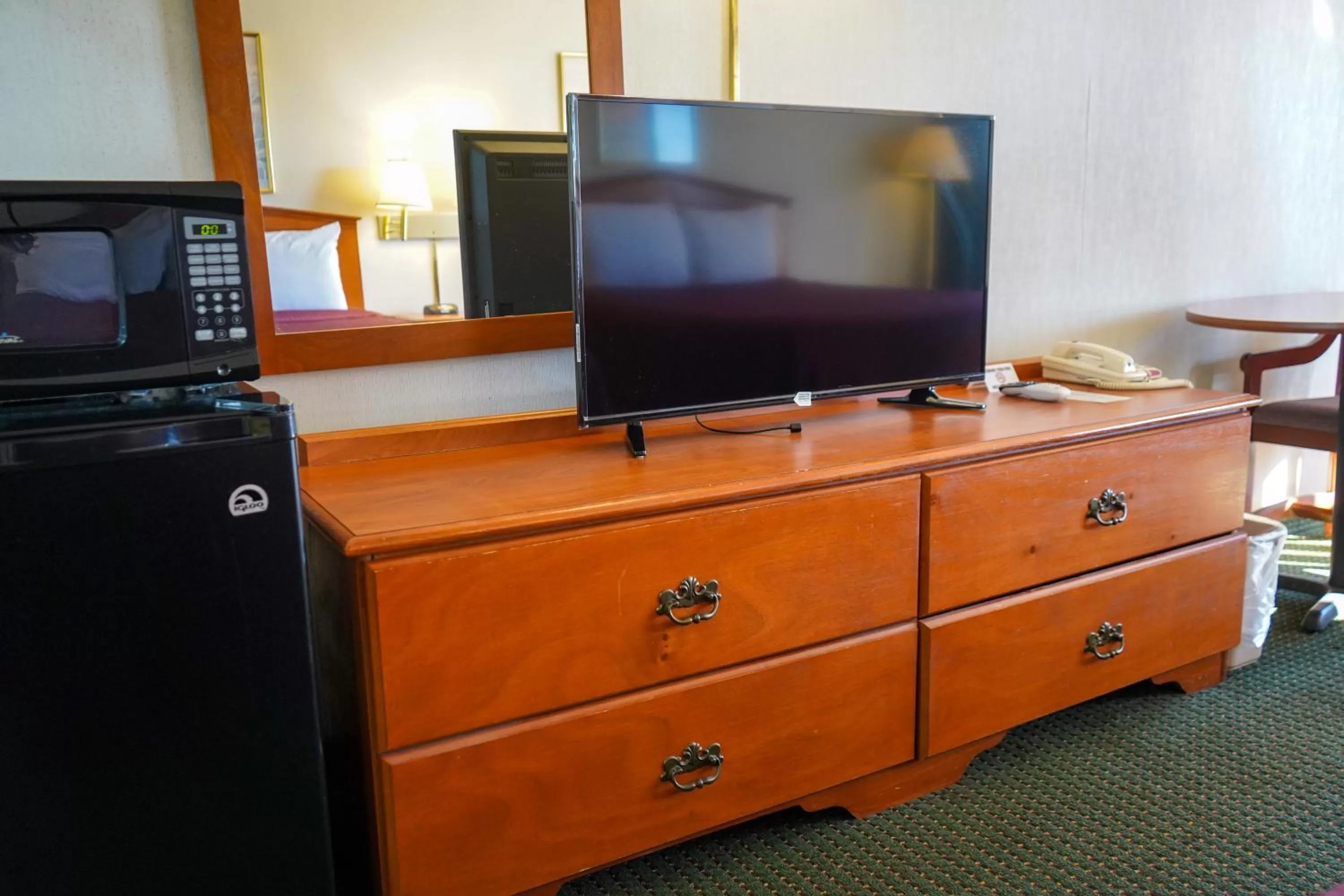 TV and multimedia in Sunset Inn Clarksville