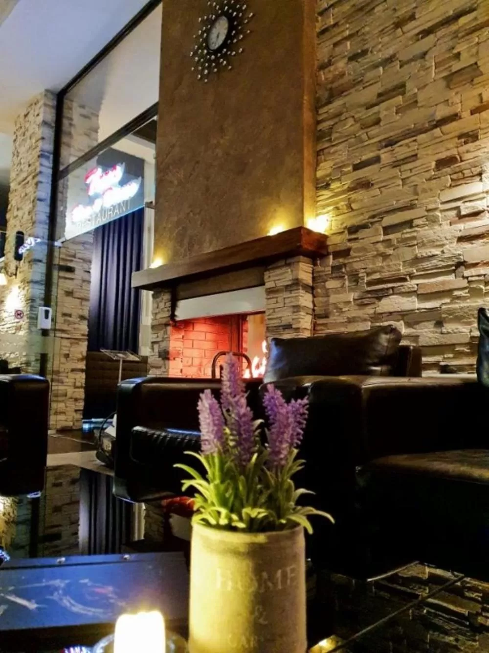 Restaurant/places to eat in Terra Hotel