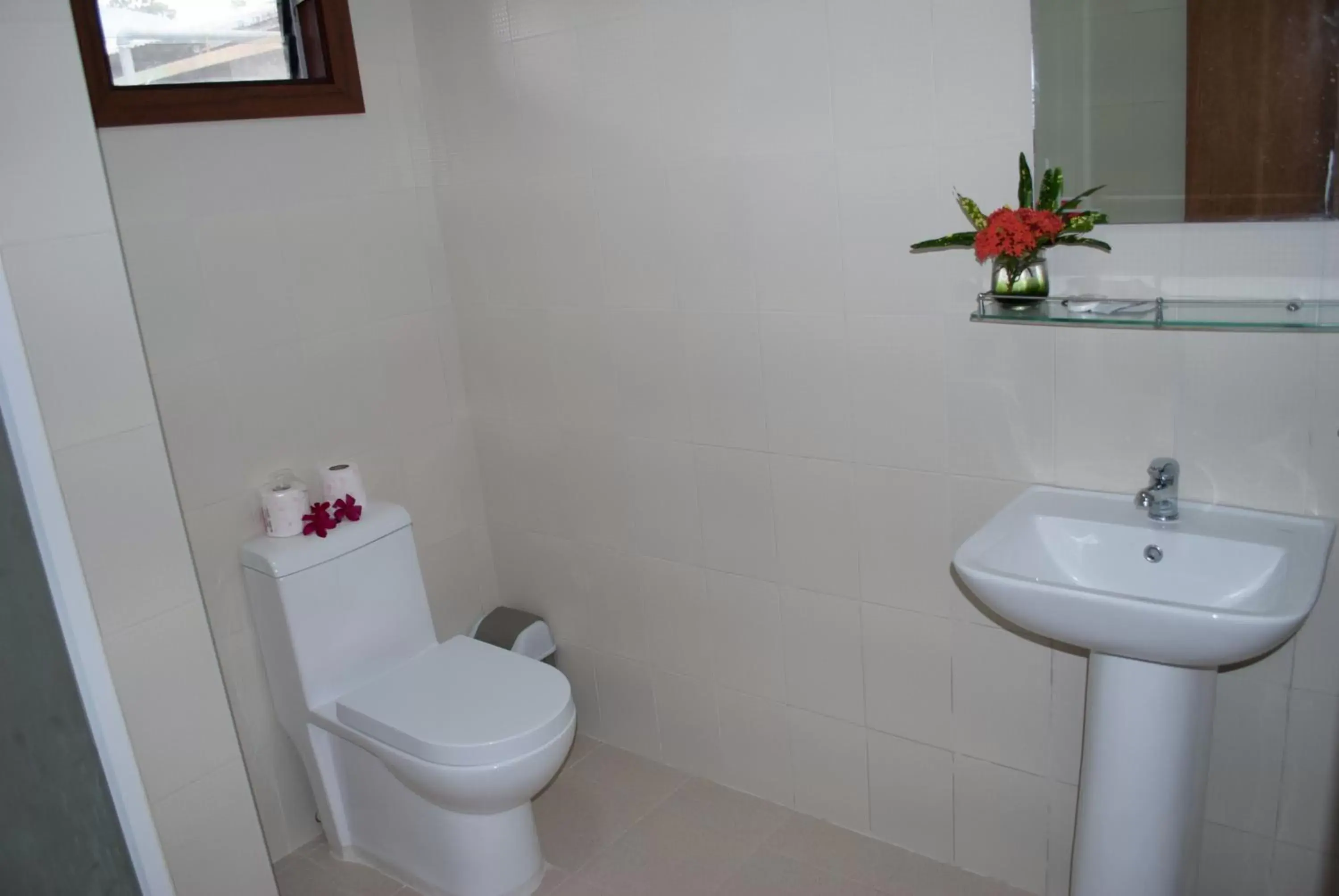 Toilet, Bathroom in Quo Vadis Dive Resort