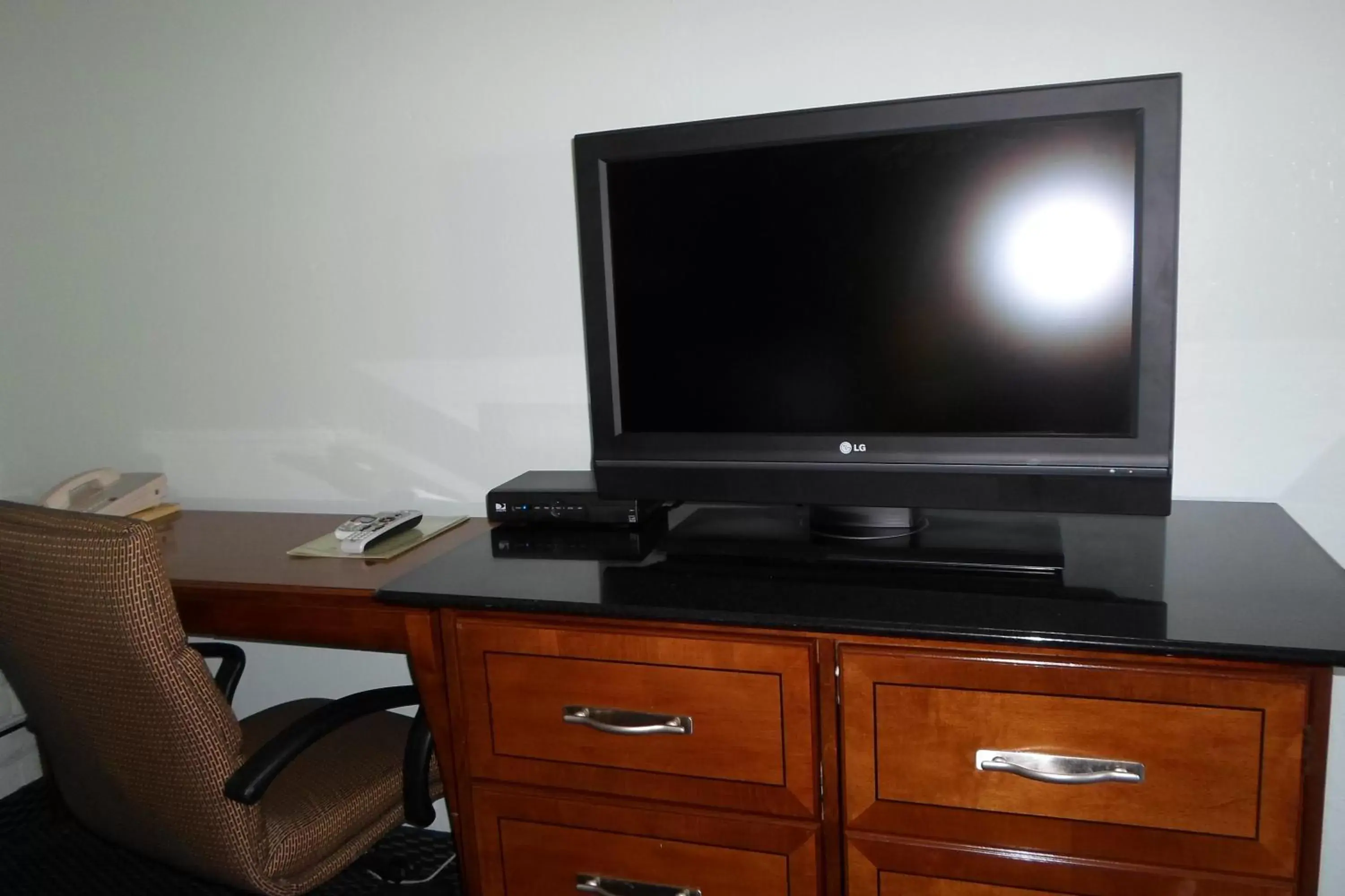TV and multimedia, TV/Entertainment Center in Hitching Post Studios Inn