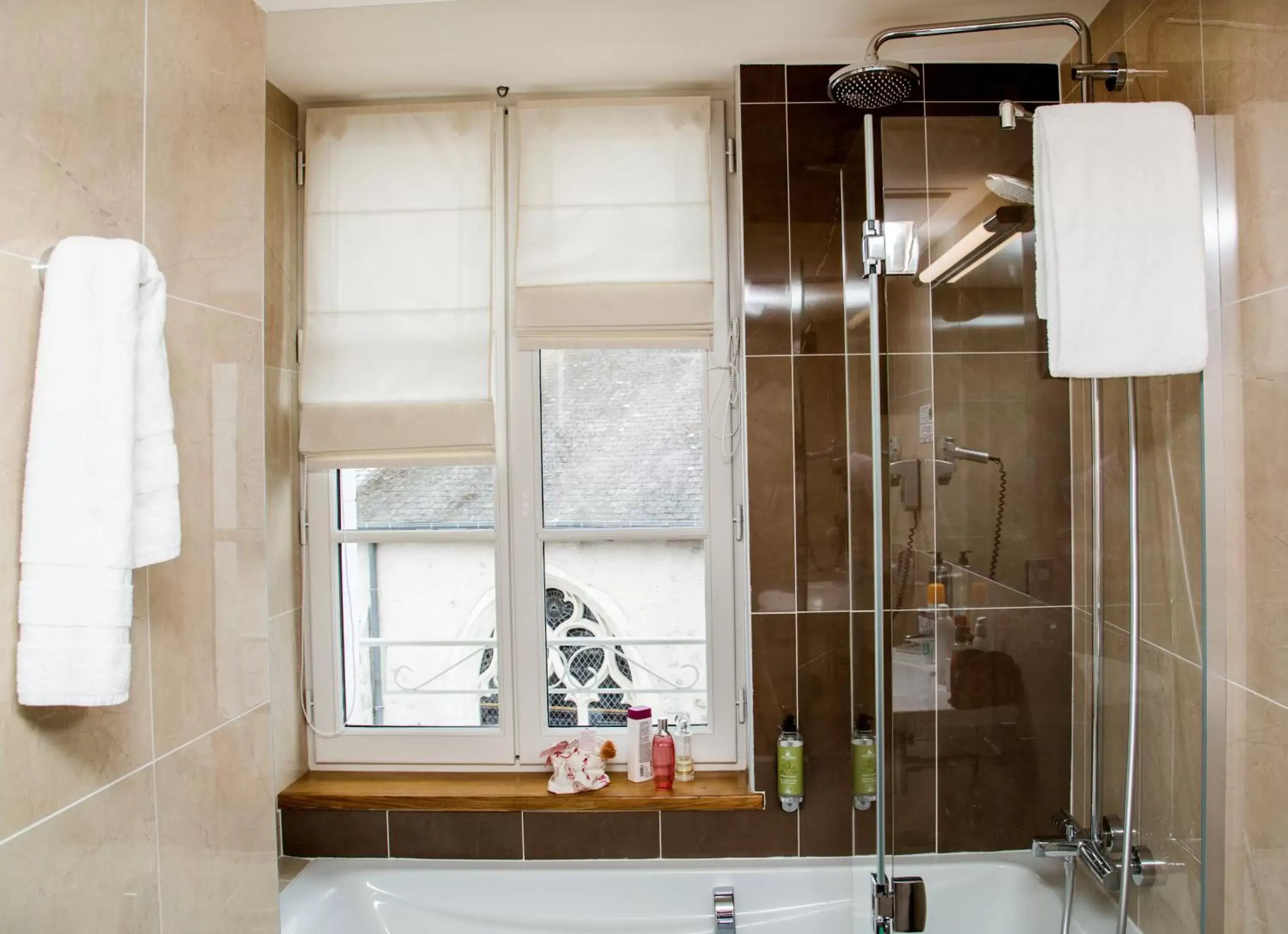 Bathroom in Relais des Trois Châteaux Hôtel-Restaurant