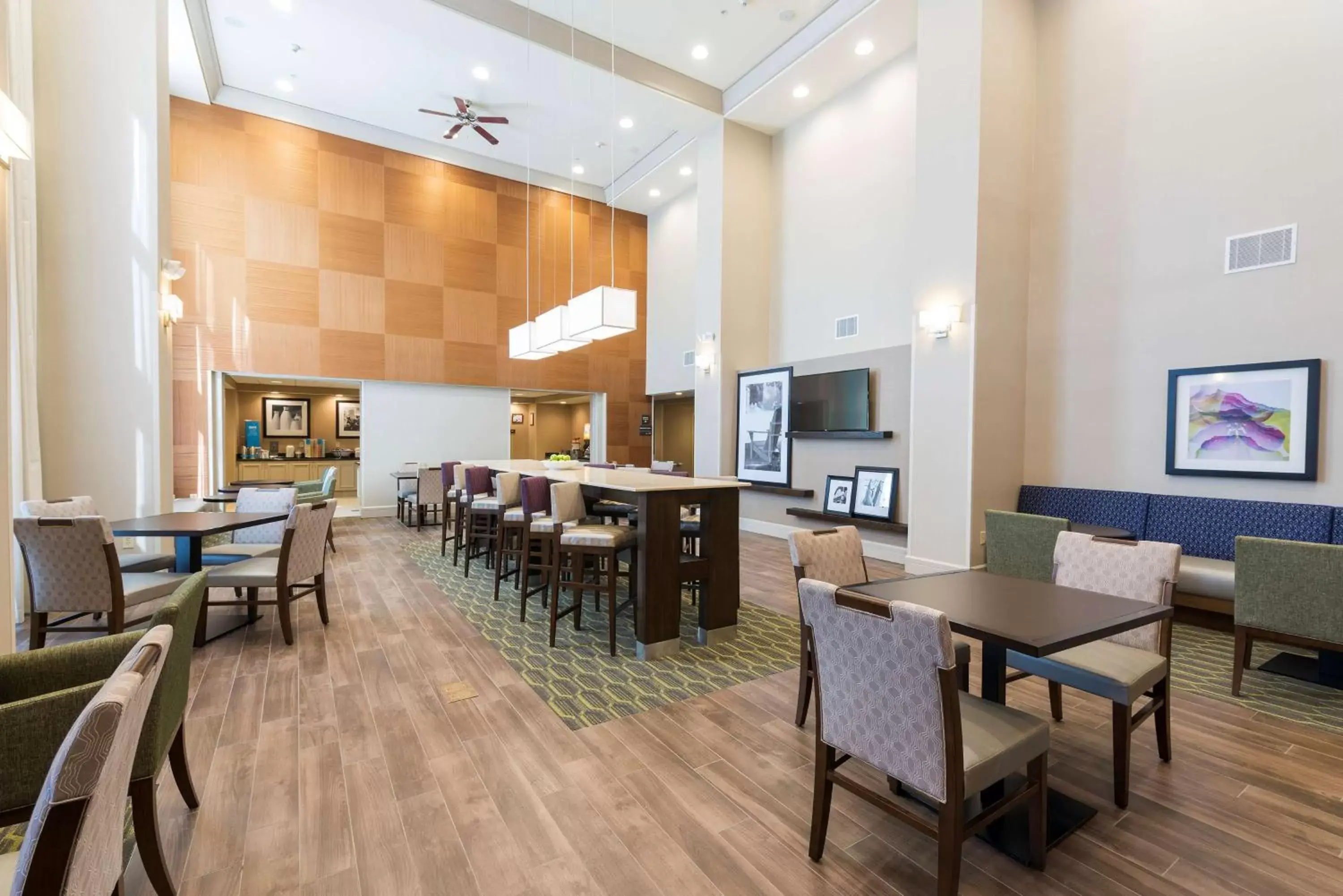Lobby or reception, Restaurant/Places to Eat in Hampton Inn & Suites Hartford-Manchester