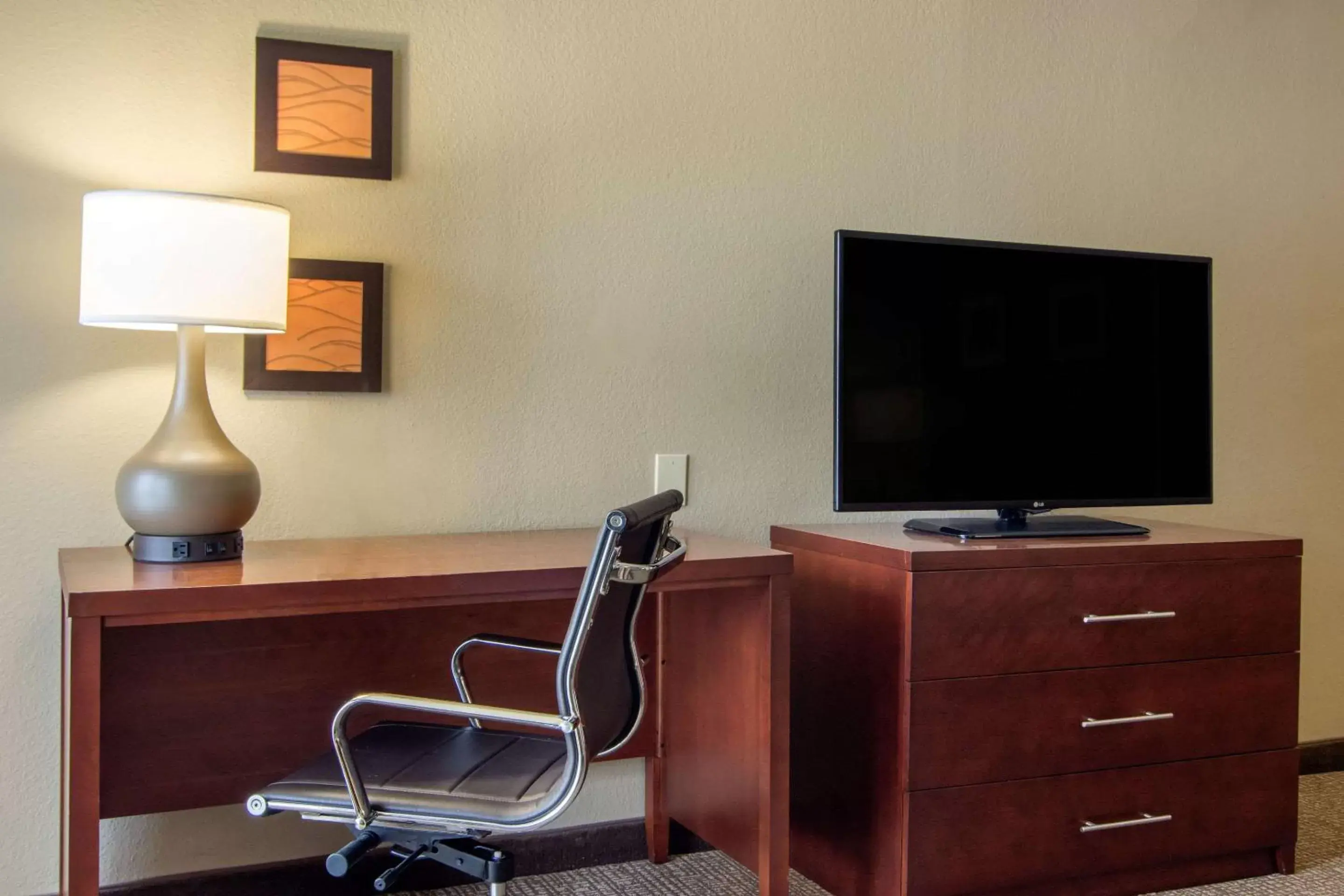 TV and multimedia, TV/Entertainment Center in Comfort Inn Sandy Springs – Perimeter