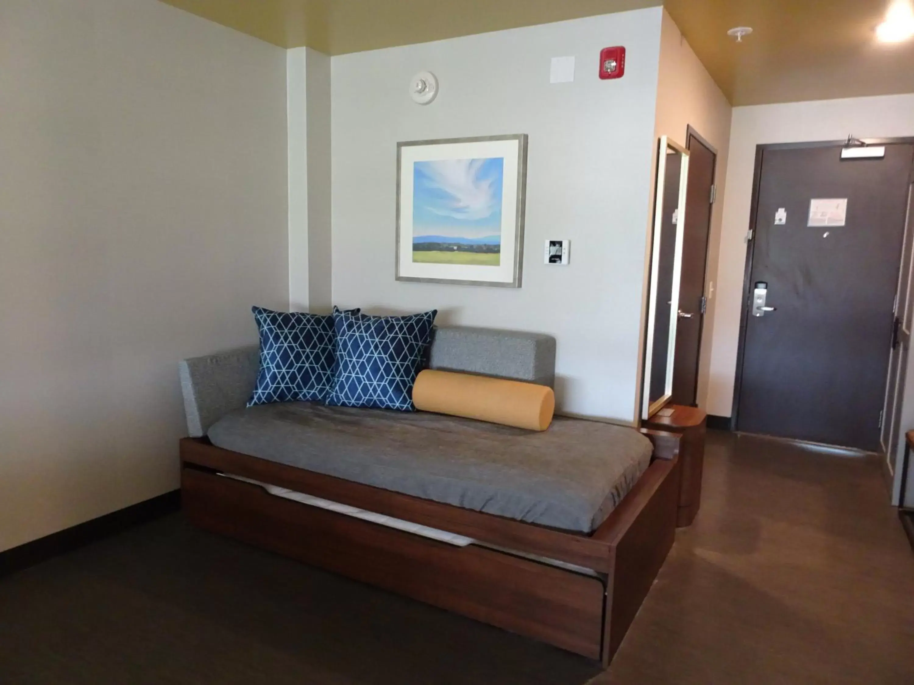 Photo of the whole room, Seating Area in Holiday Inn - Jonesboro, an IHG Hotel