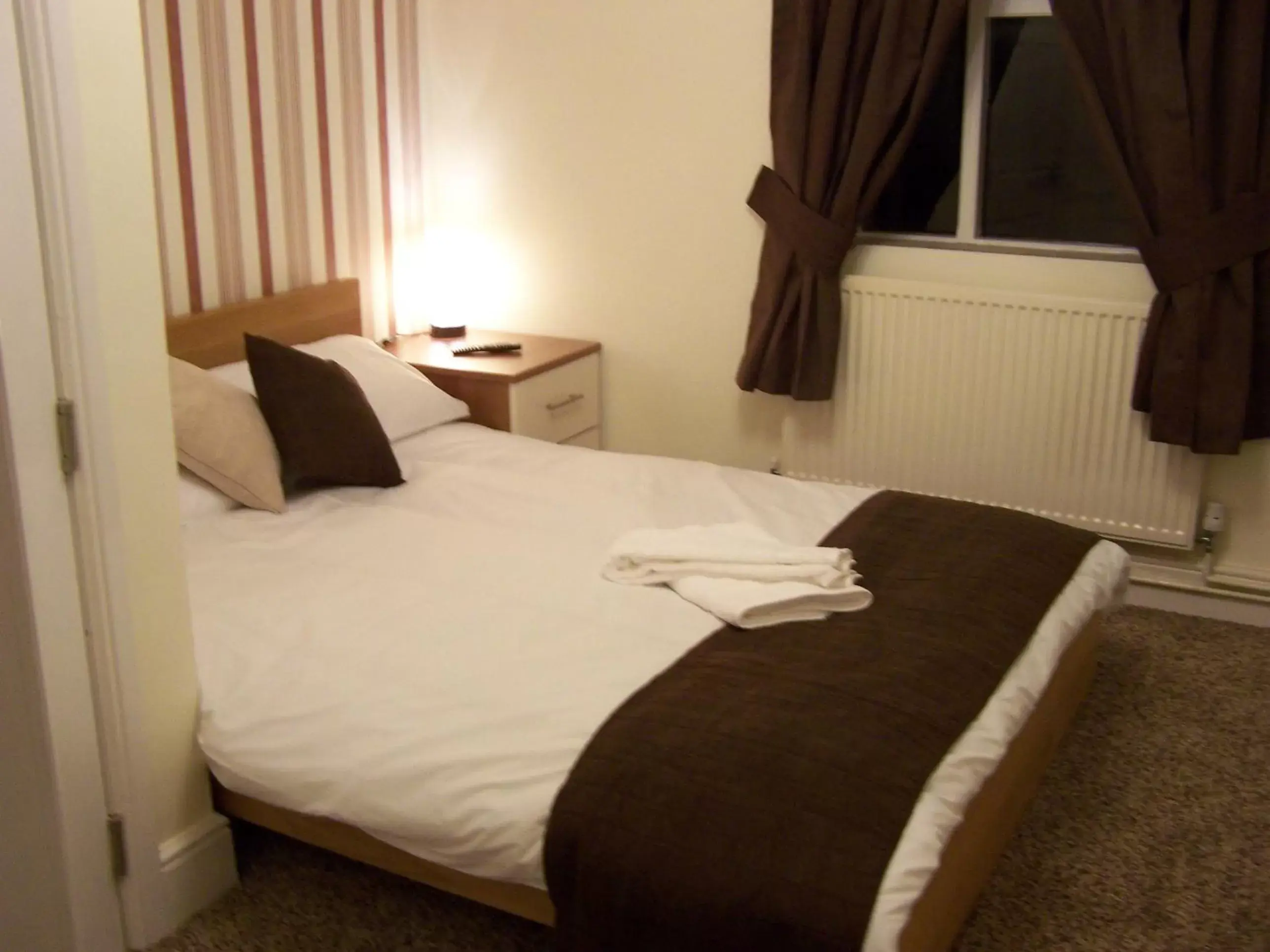 Photo of the whole room, Bed in The White Swan