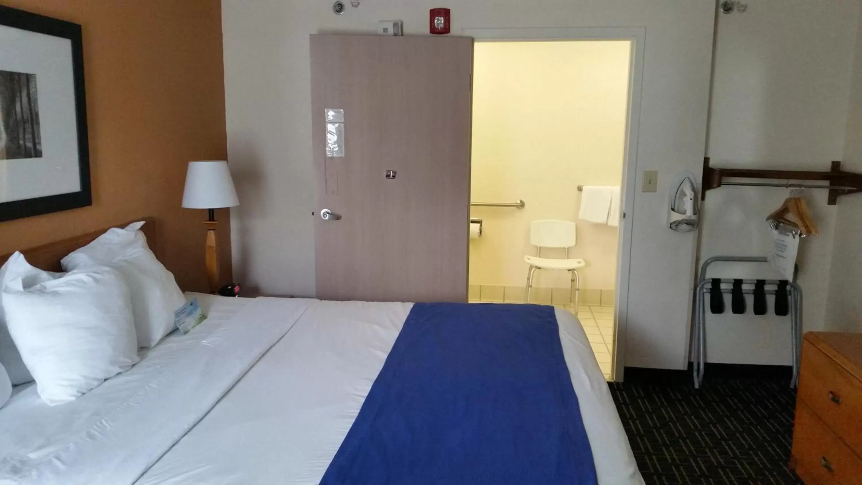 Photo of the whole room, Bed in Days Inn by Wyndham Chattanooga/Hamilton Place
