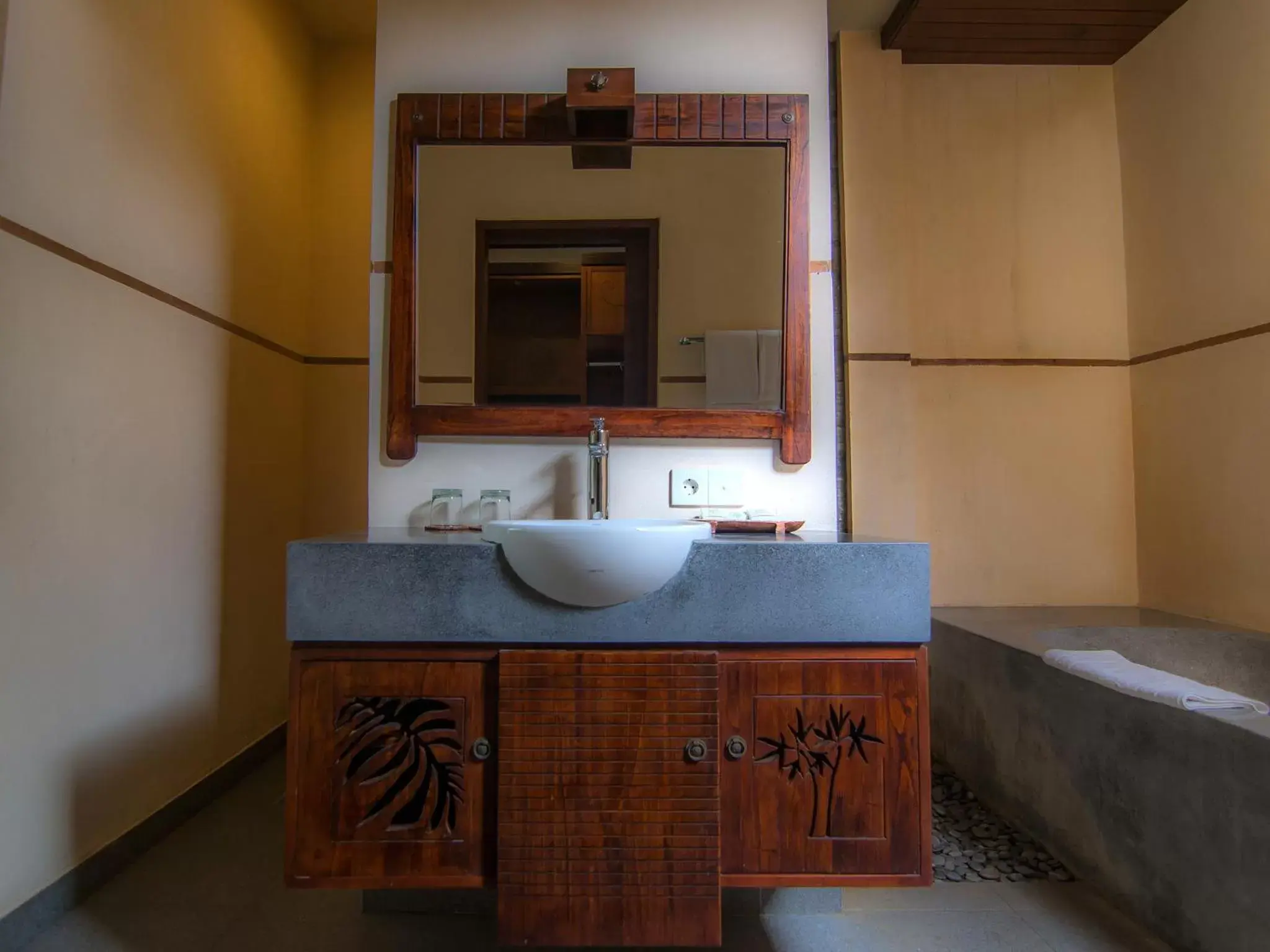 Shower, Bathroom in De Munut Balinese Resort