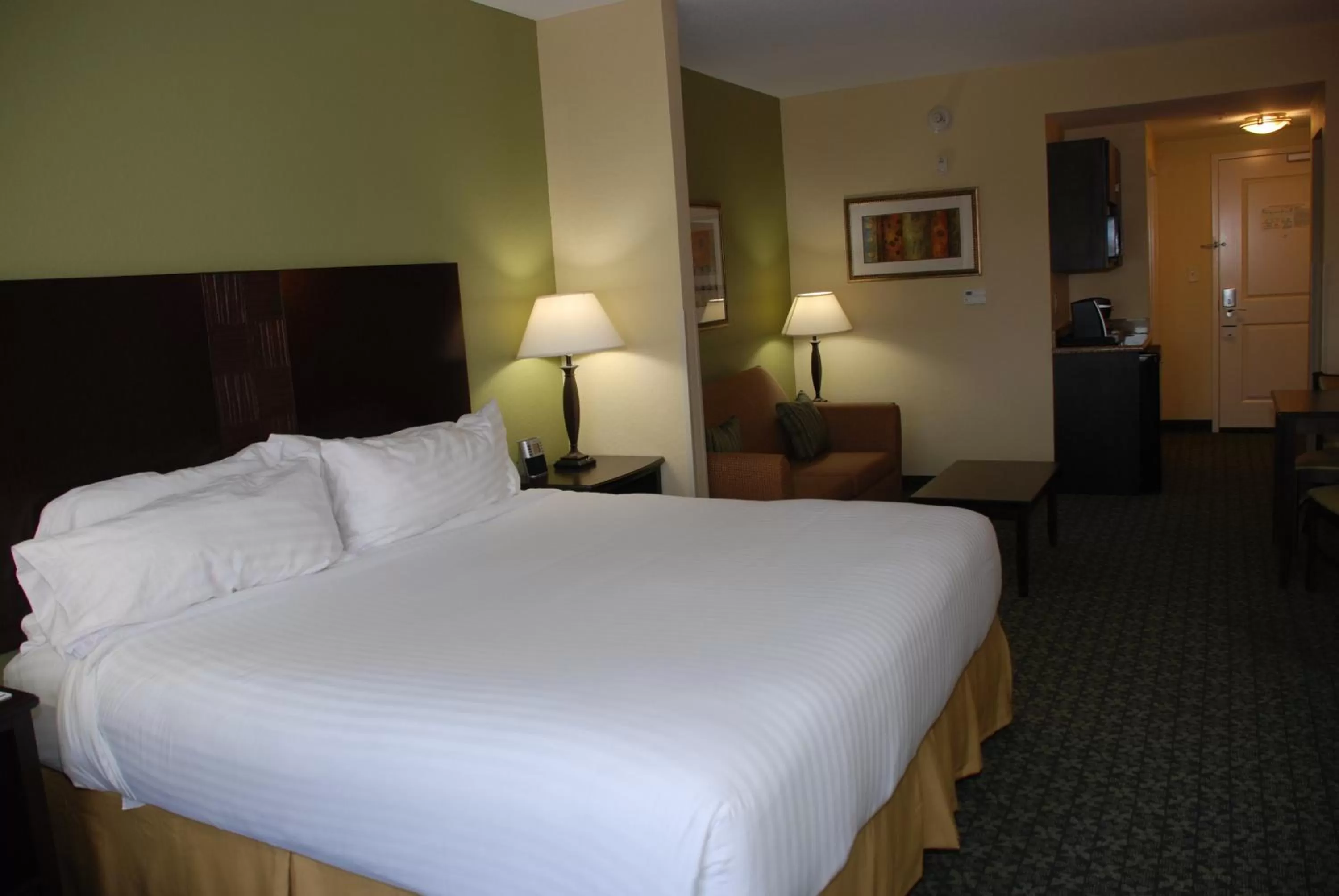 Photo of the whole room, Bed in Holiday Inn Express & Suites Covington by IHG