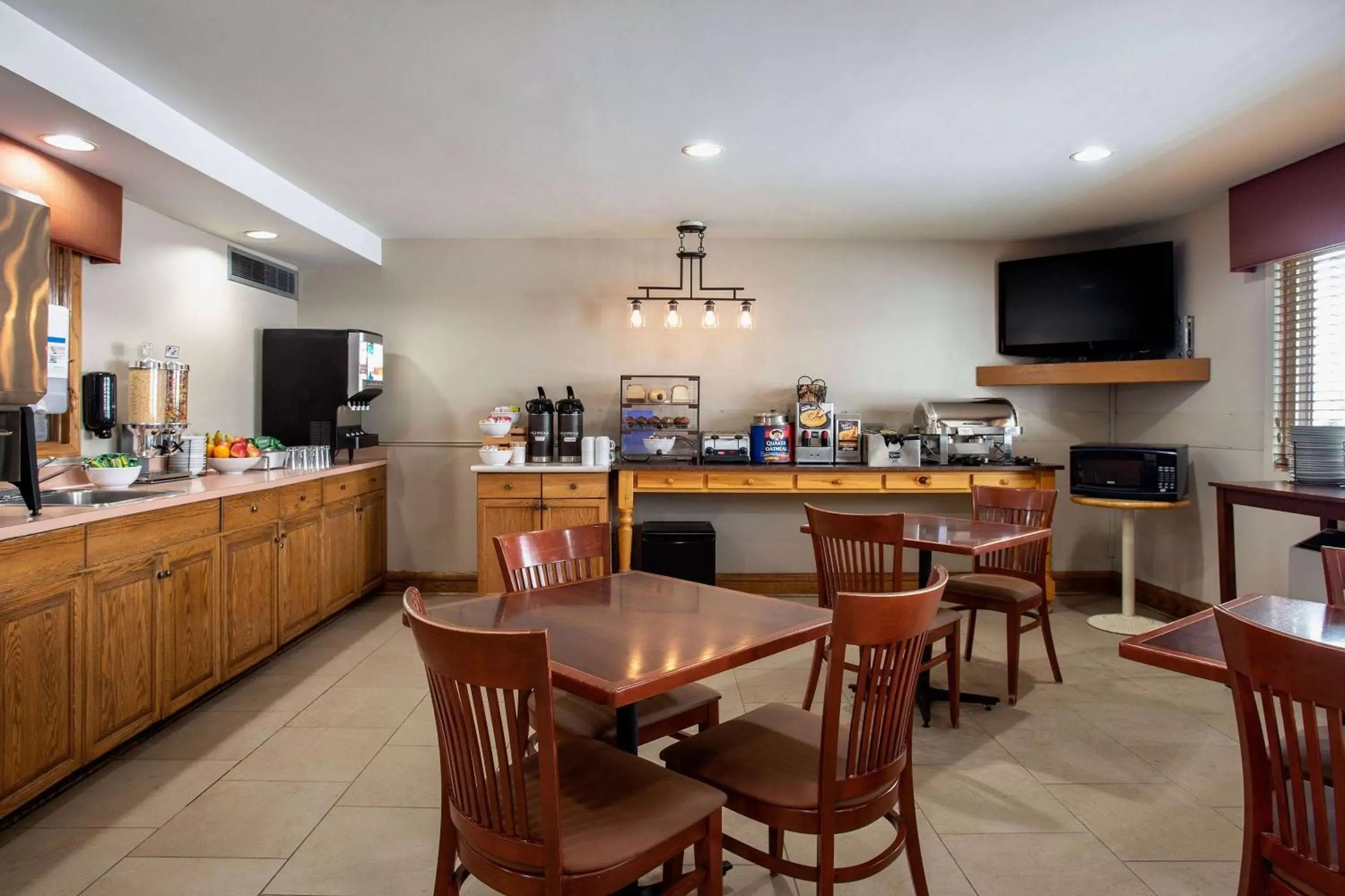 Breakfast, Restaurant/Places to Eat in Travelodge Suites by Wyndham Regina - Eastgate Bay
