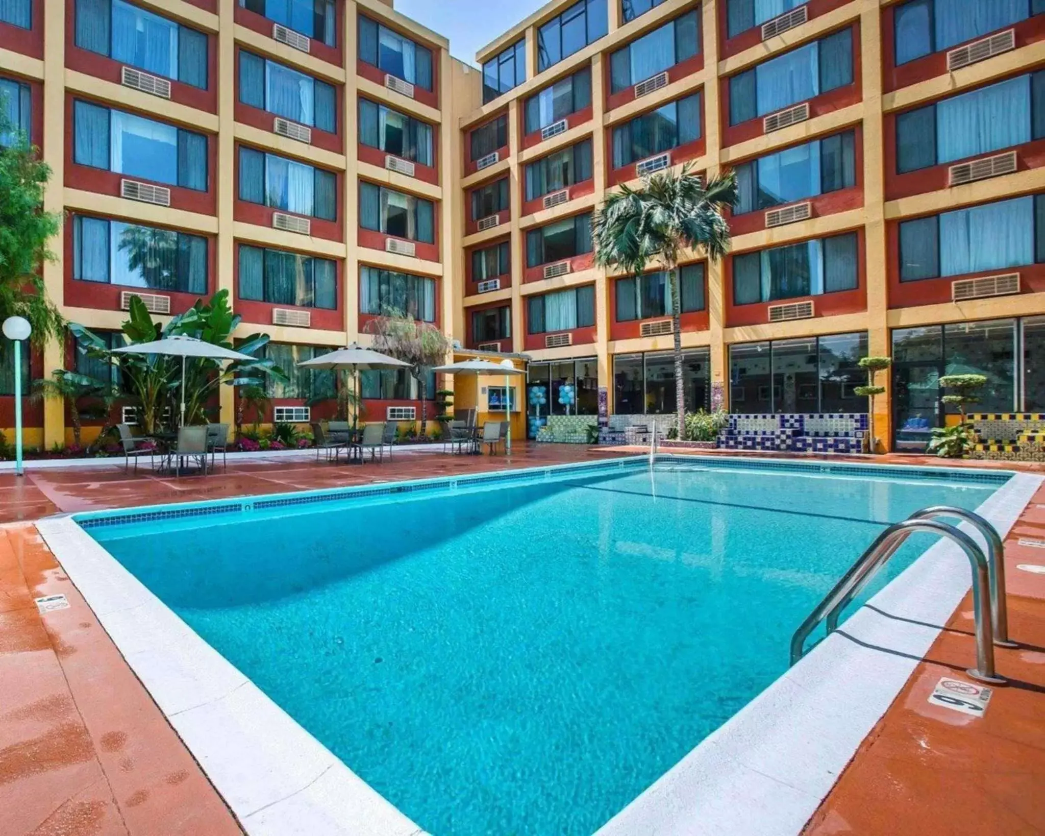 On site, Swimming Pool in Quality Inn & Suites Montebello - Los Angeles