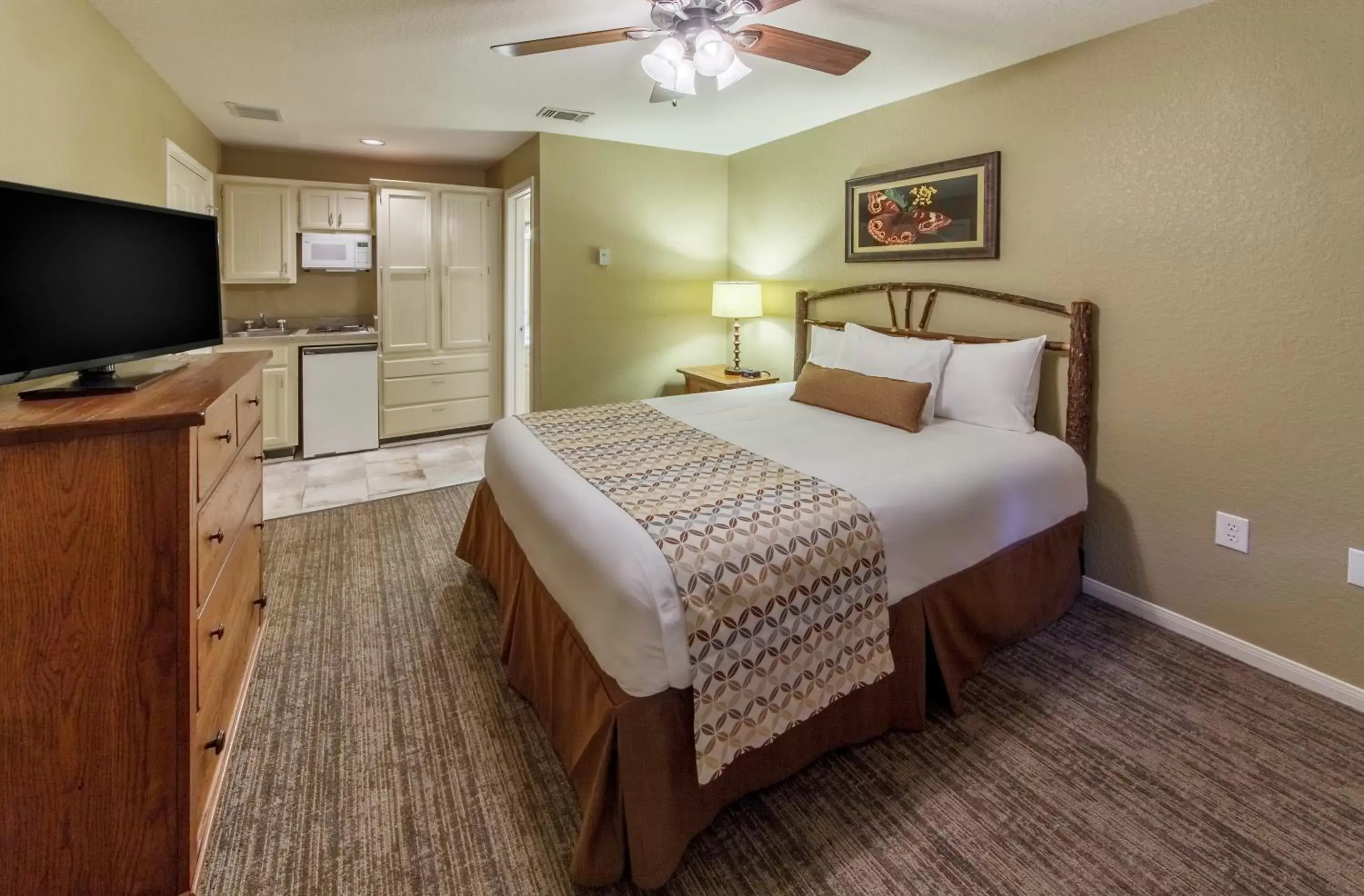 Photo of the whole room, Bed in Holiday Inn Club Vacations Piney Shores Resort at Lake Conroe