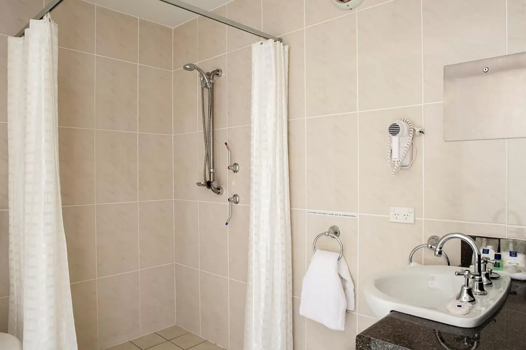 Shower, Bathroom in Mandarin Motel